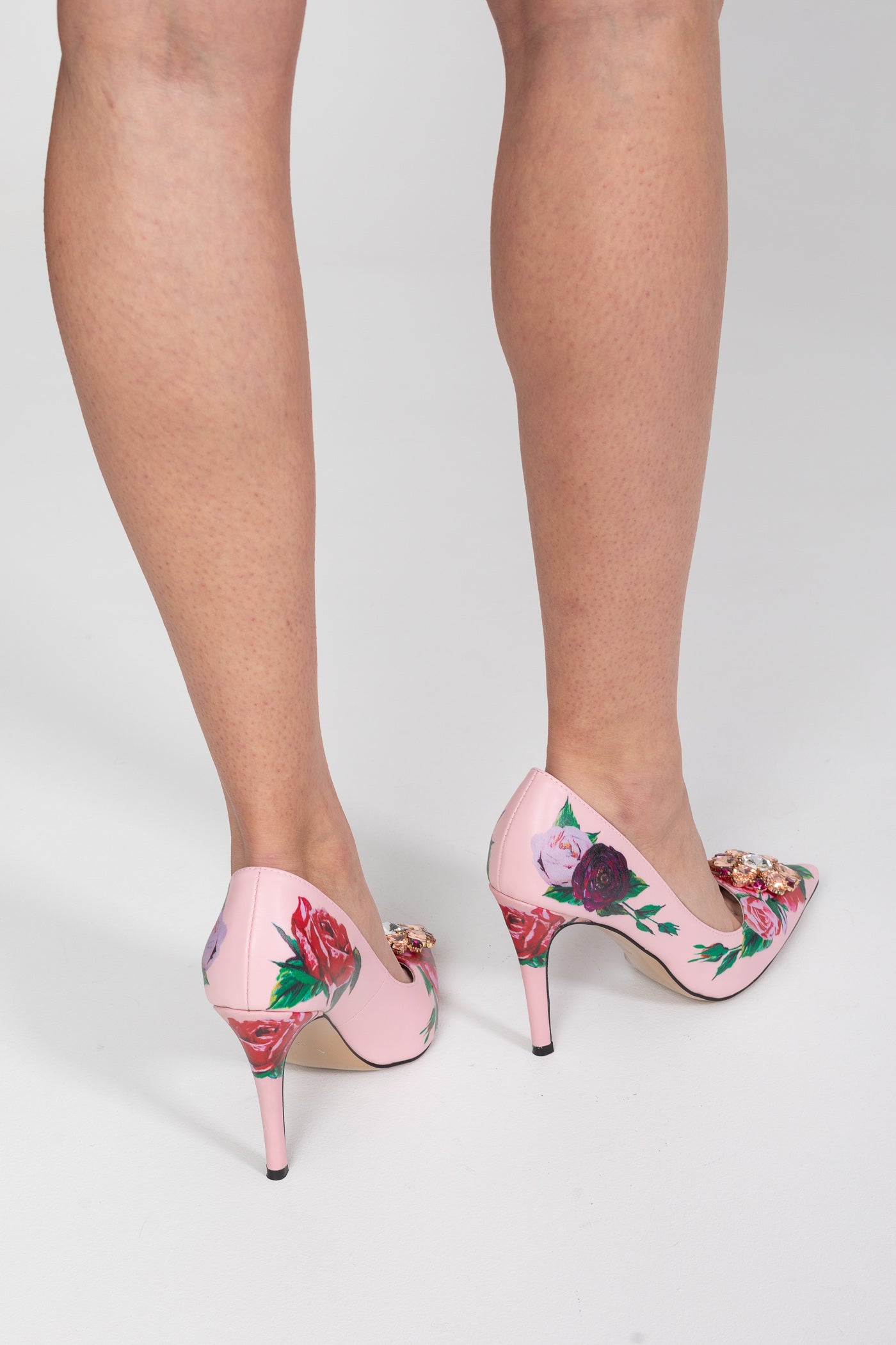 Spitze Pumps mit Rosenprint und Kristallbrosche - Pink 