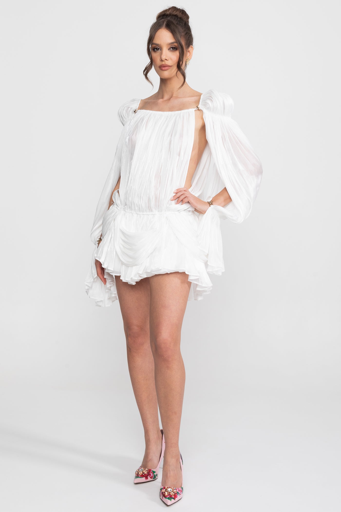 Transparentes, drapiertes Mini-Kleid mit Cape-Ärmeln und goldener Clip-Detailierung - Weiß 