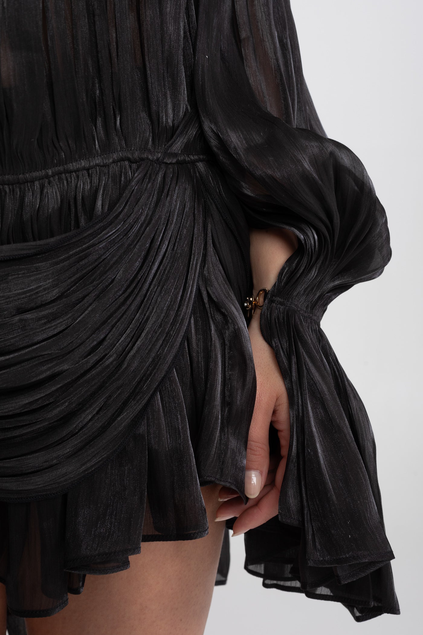 Transparentes, drapiertes Minikleid mit Cape-Ärmeln und goldfarbener Clip-Detailierung - Schwarz 