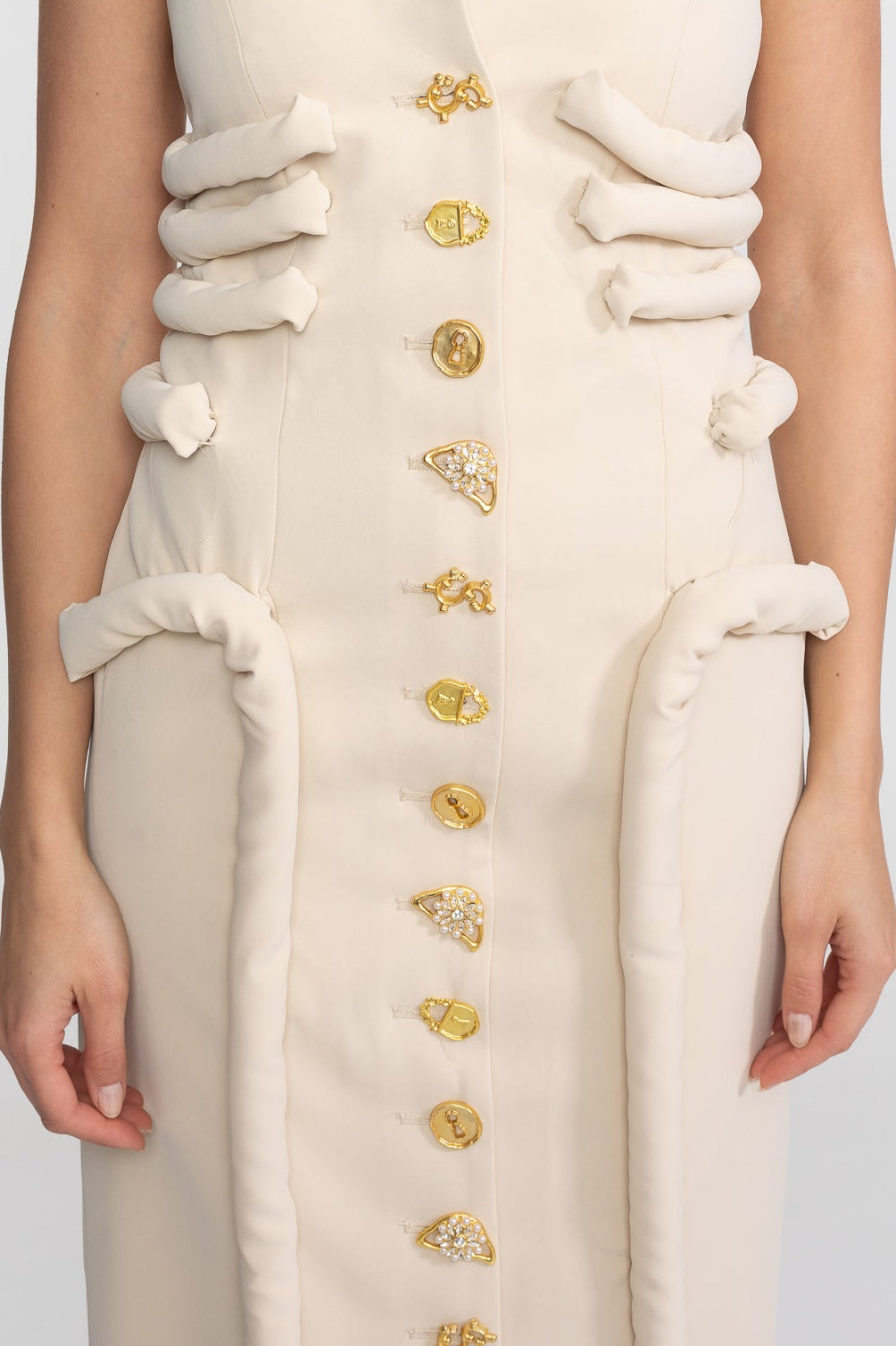 Trägerloses Midikleid mit skulpturalem, geknotetem Oberteil-Detail und Schmuckknöpfen - Cream 