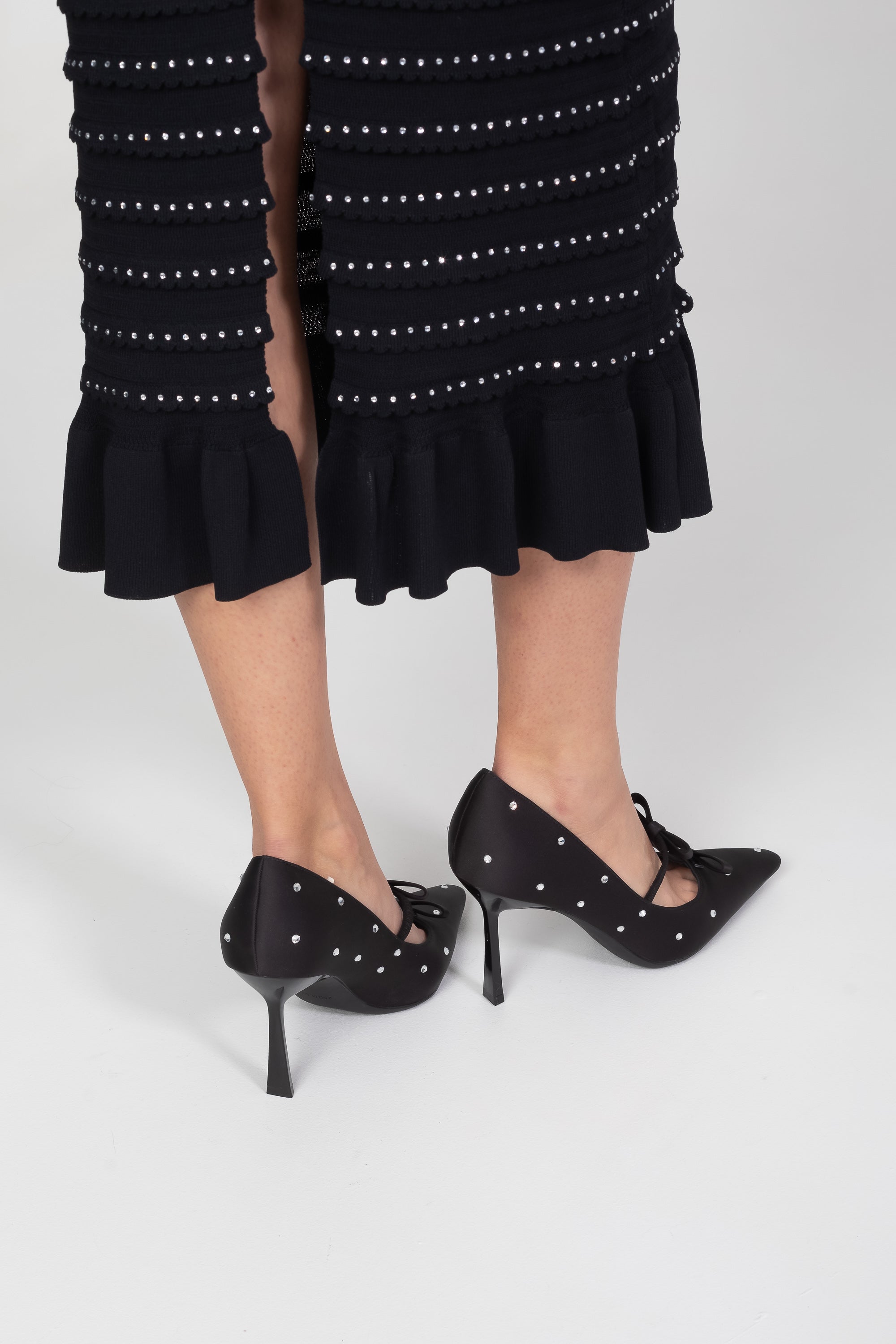 Spitz zulaufende Pumps mit Schleifendetail und Kristallnieten - Schwarz 