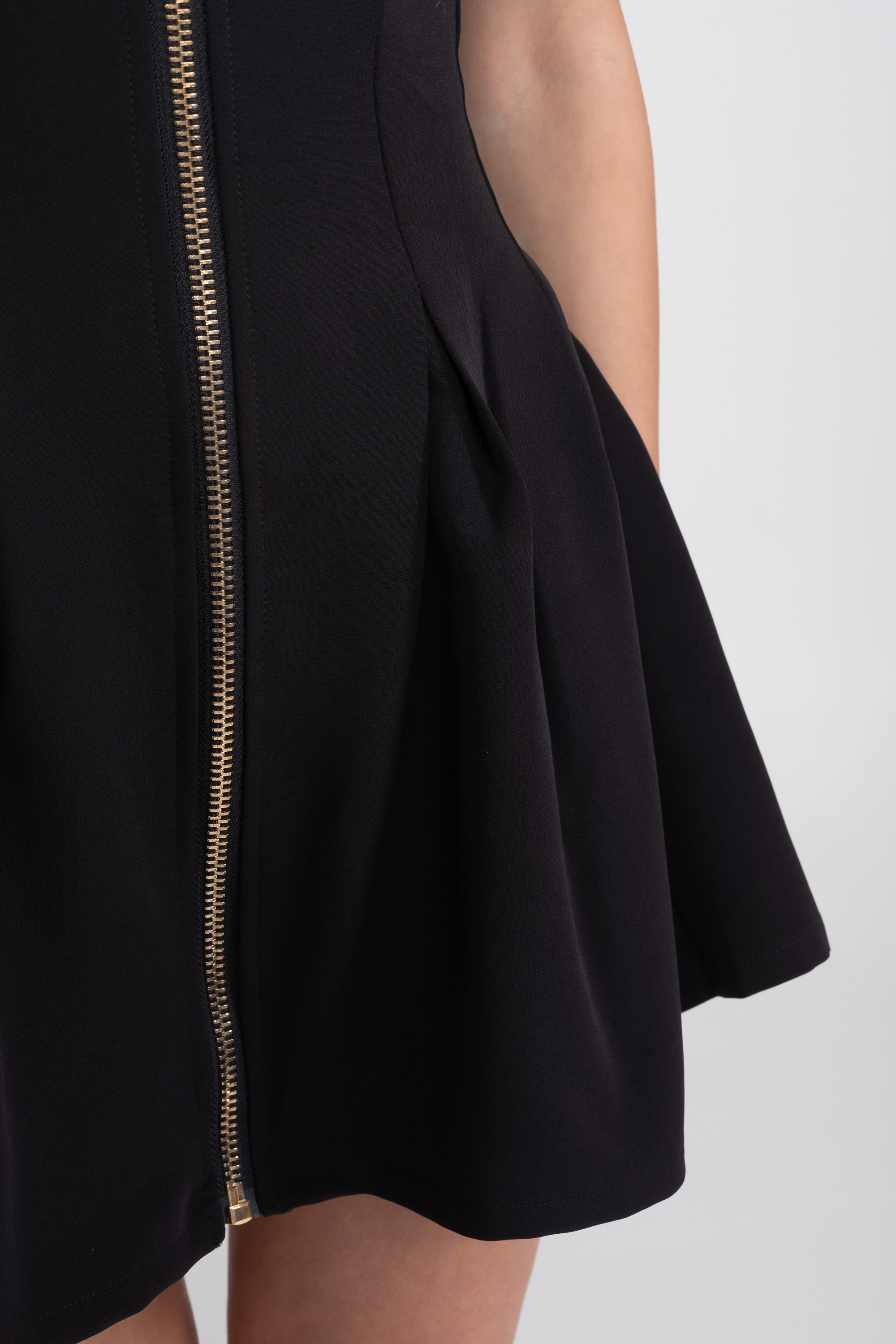 Ärmelloses Mini-Kleid mit goldenem Frontreißverschluss - Schwarz 
