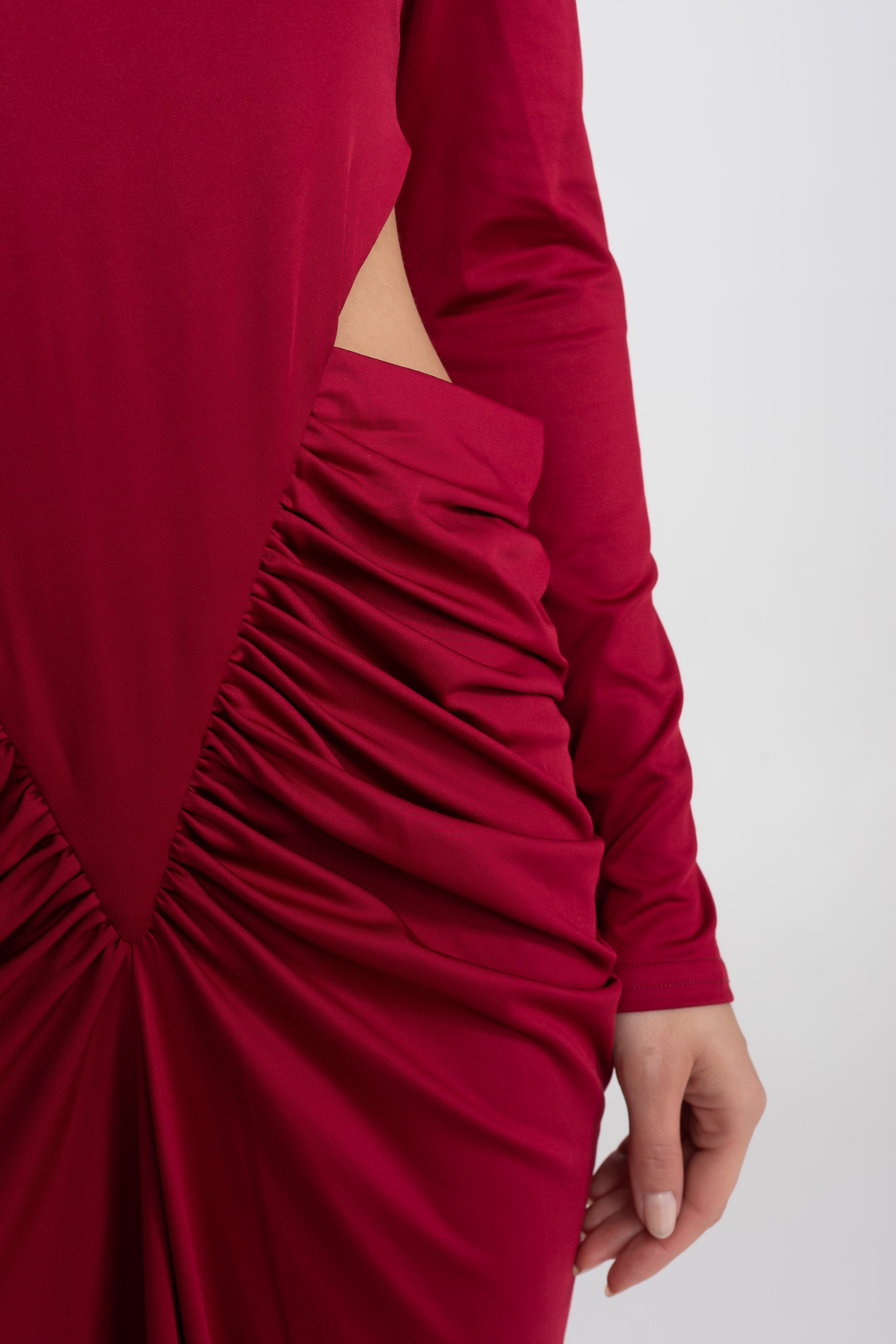 Maxikleid mit hohem Kragen, langen Ärmeln und Cut-out-Detail an der Taille - Rot 