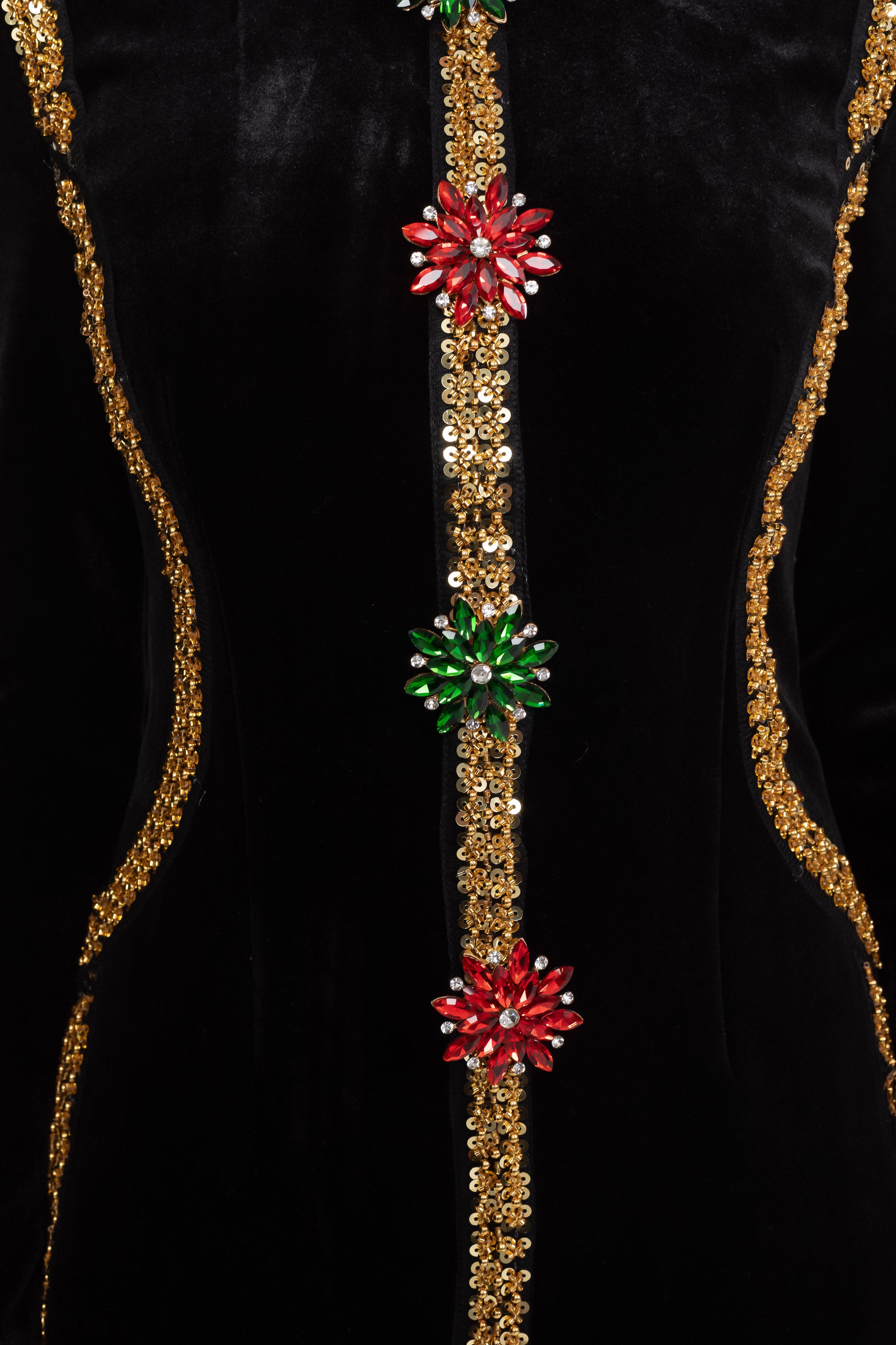 Maxikleid aus Samt mit goldener Paillettenborte und Kristallbrosche-Detail – Schwarz 