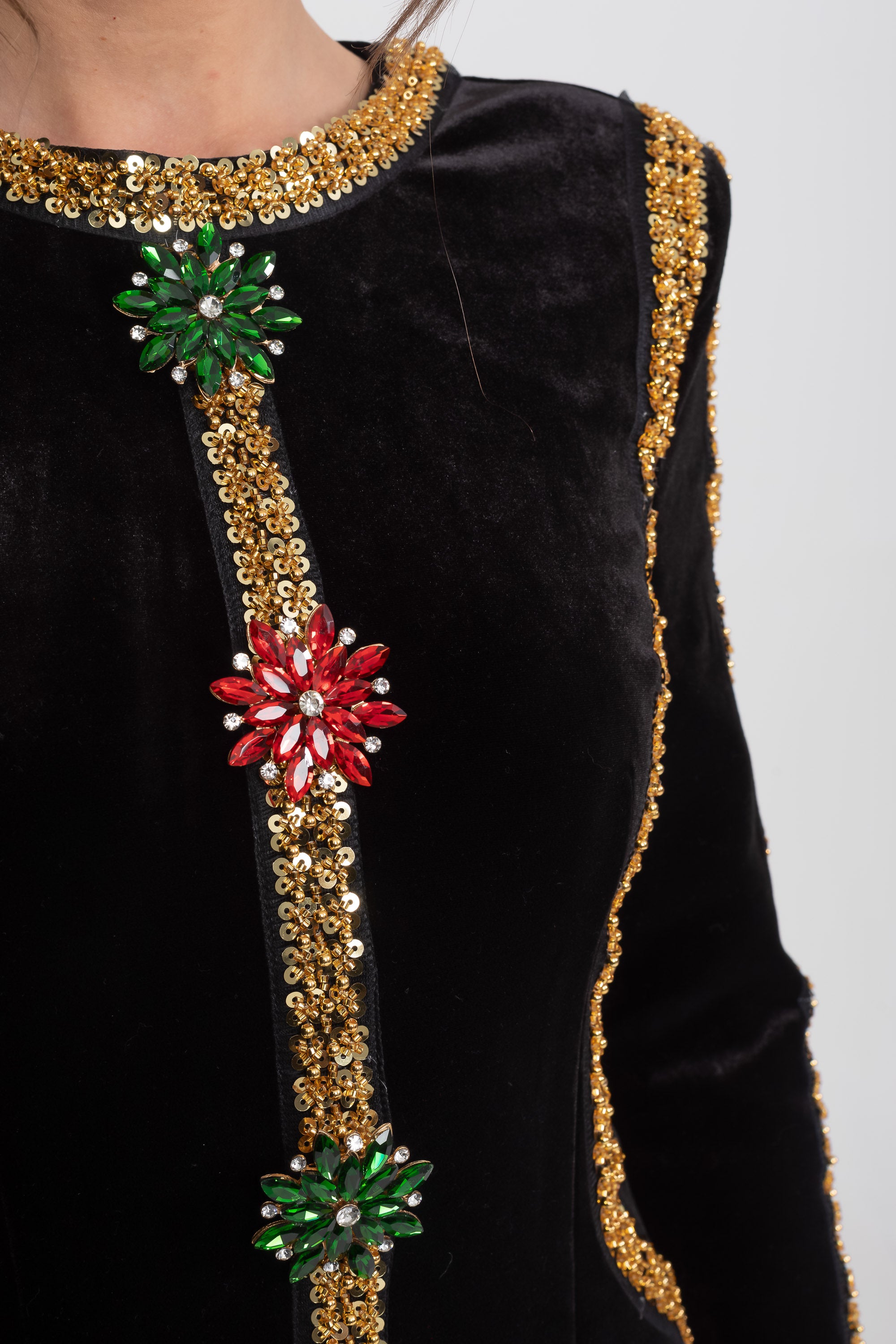 Maxikleid aus Samt mit goldener Paillettenborte und Kristallbrosche-Detail – Schwarz 