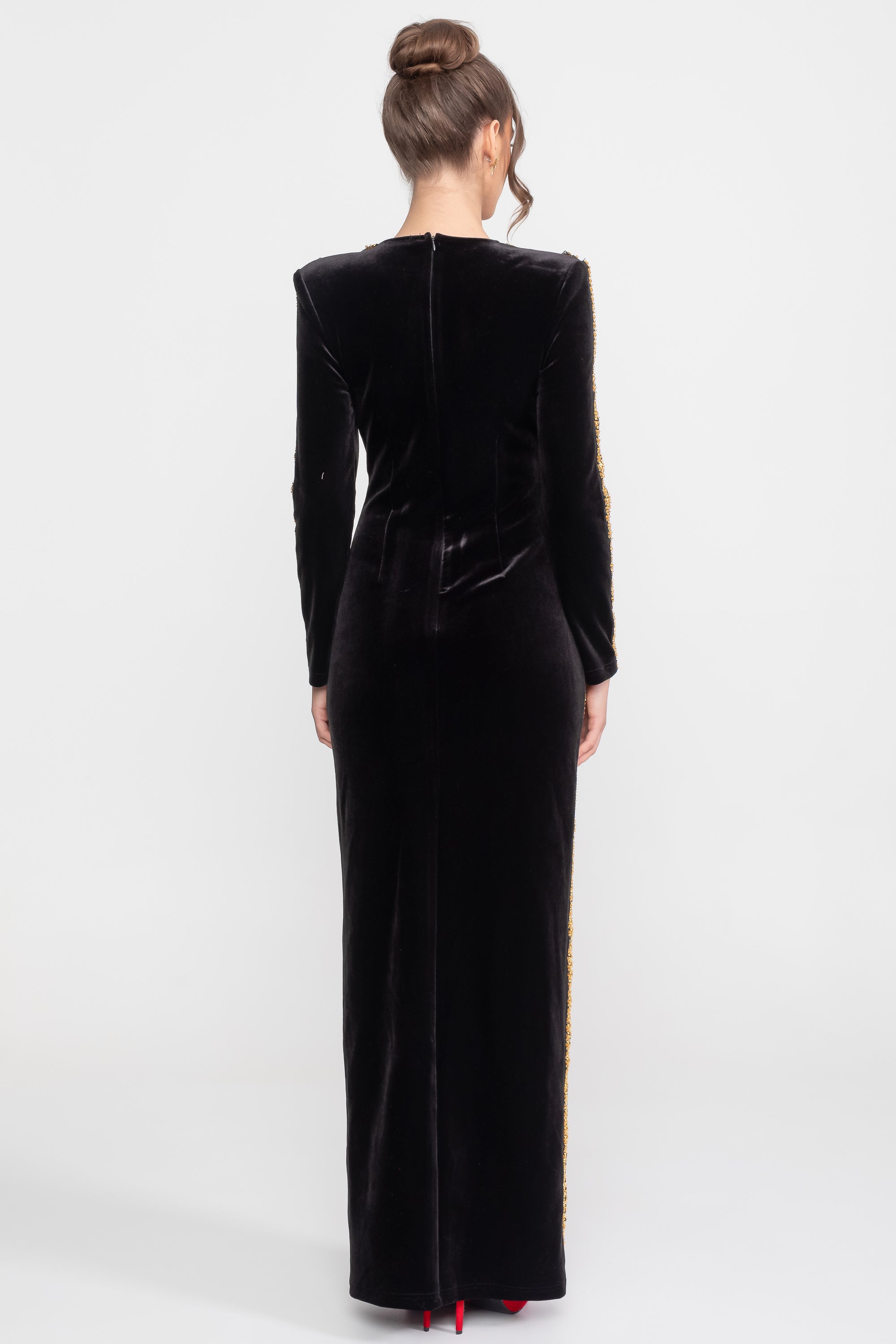 Maxikleid aus Samt mit goldener Paillettenborte und Kristallbrosche-Detail – Schwarz 