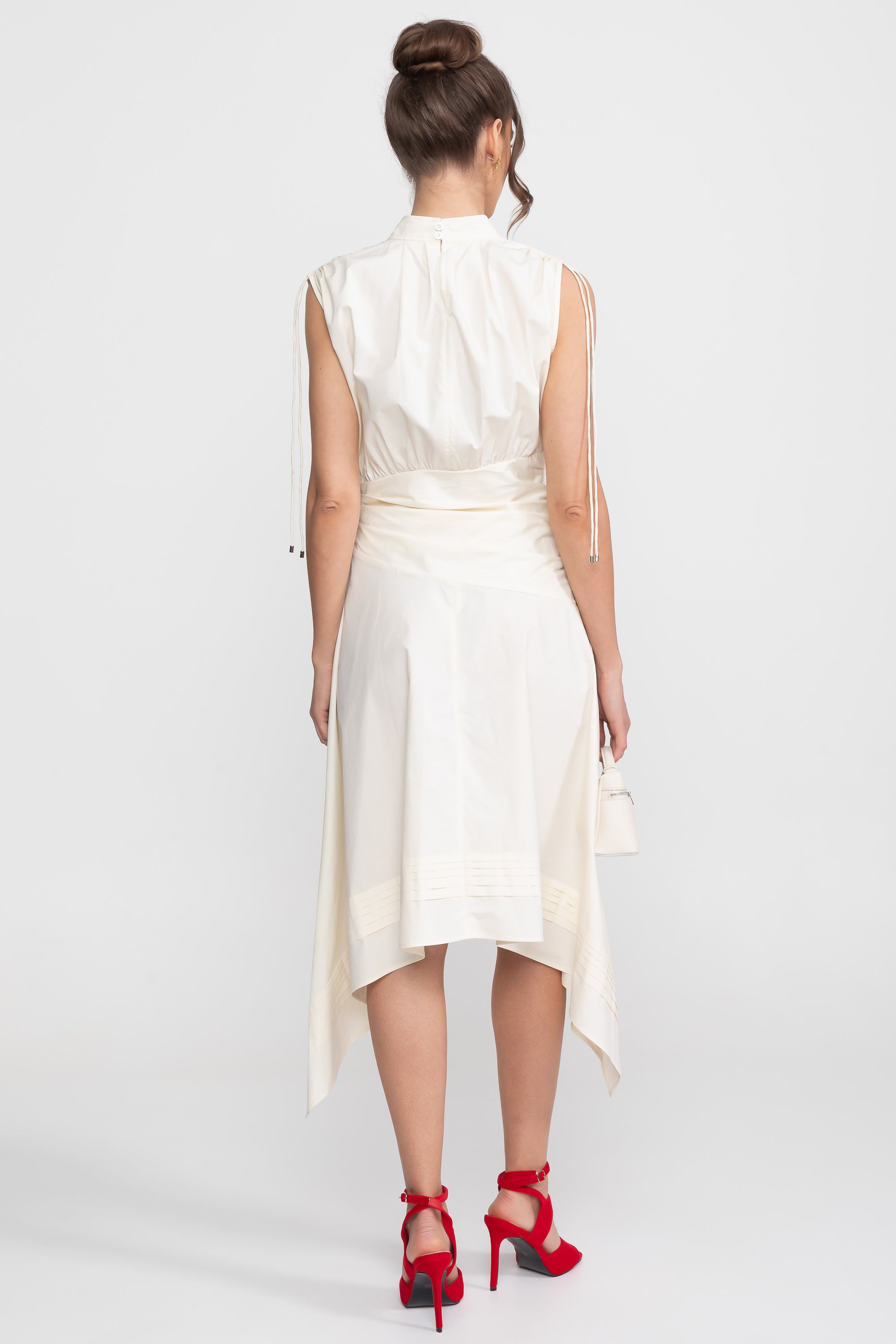 Ärmelloses asymmetrisches Midi-Kleid mit geraffter Taille und Zipfelsaum - Weiß 
