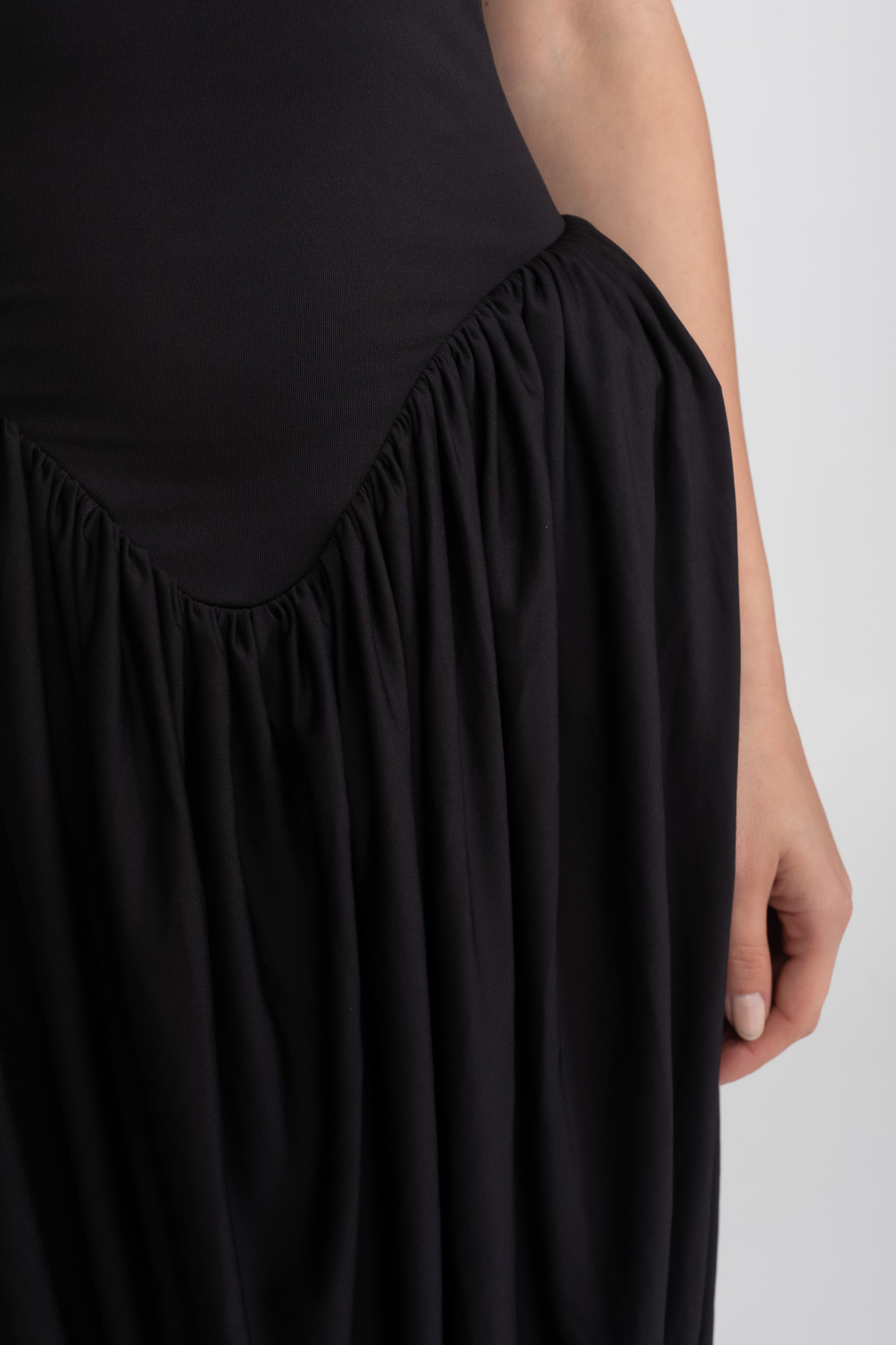 Maxikleid mit Neckholder und gerafftem Ballonrock - Schwarz 
