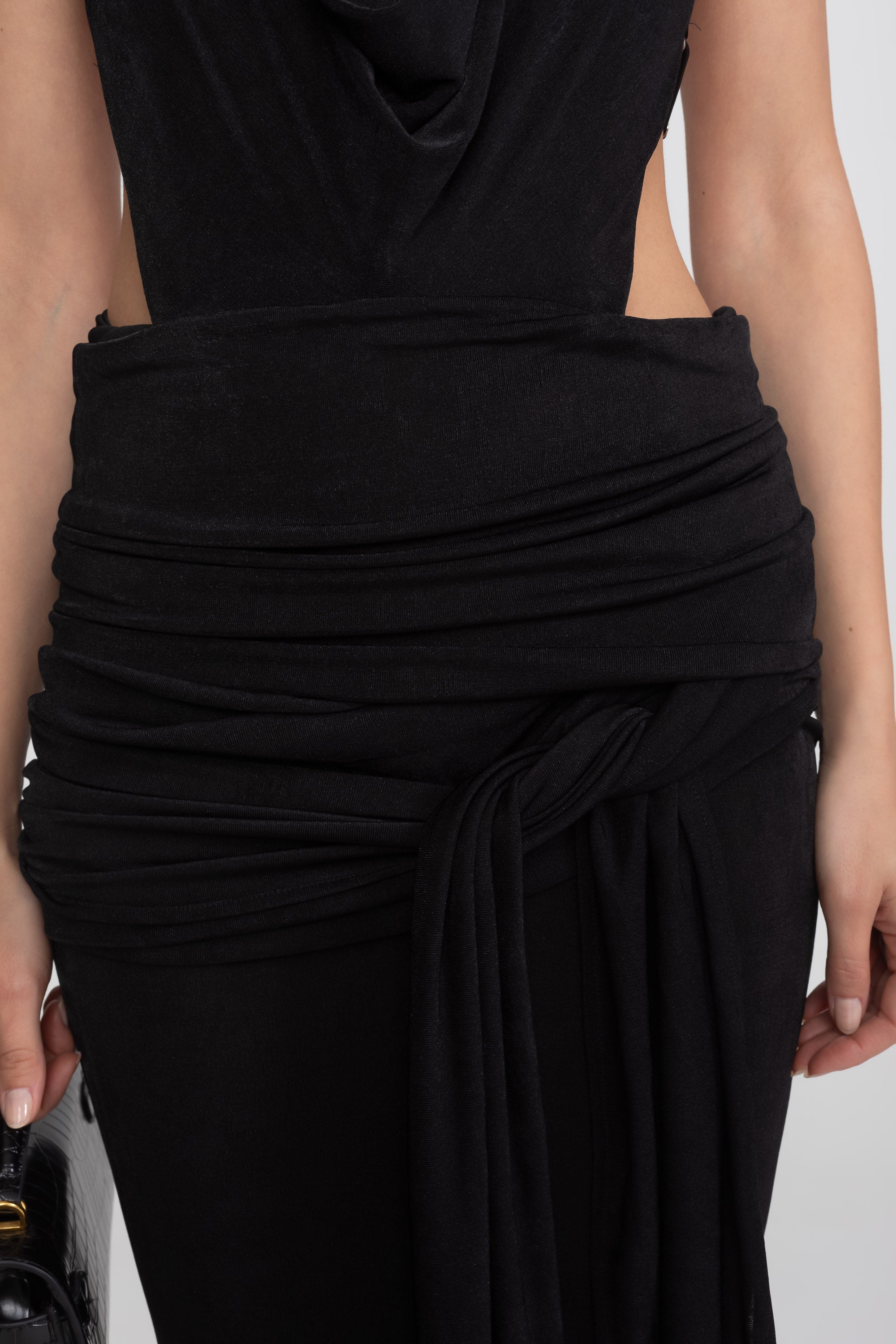Gerafftes Neckholder-Kleid mit Drapierungsdetail und seitlicher Schleife - Schwarz 