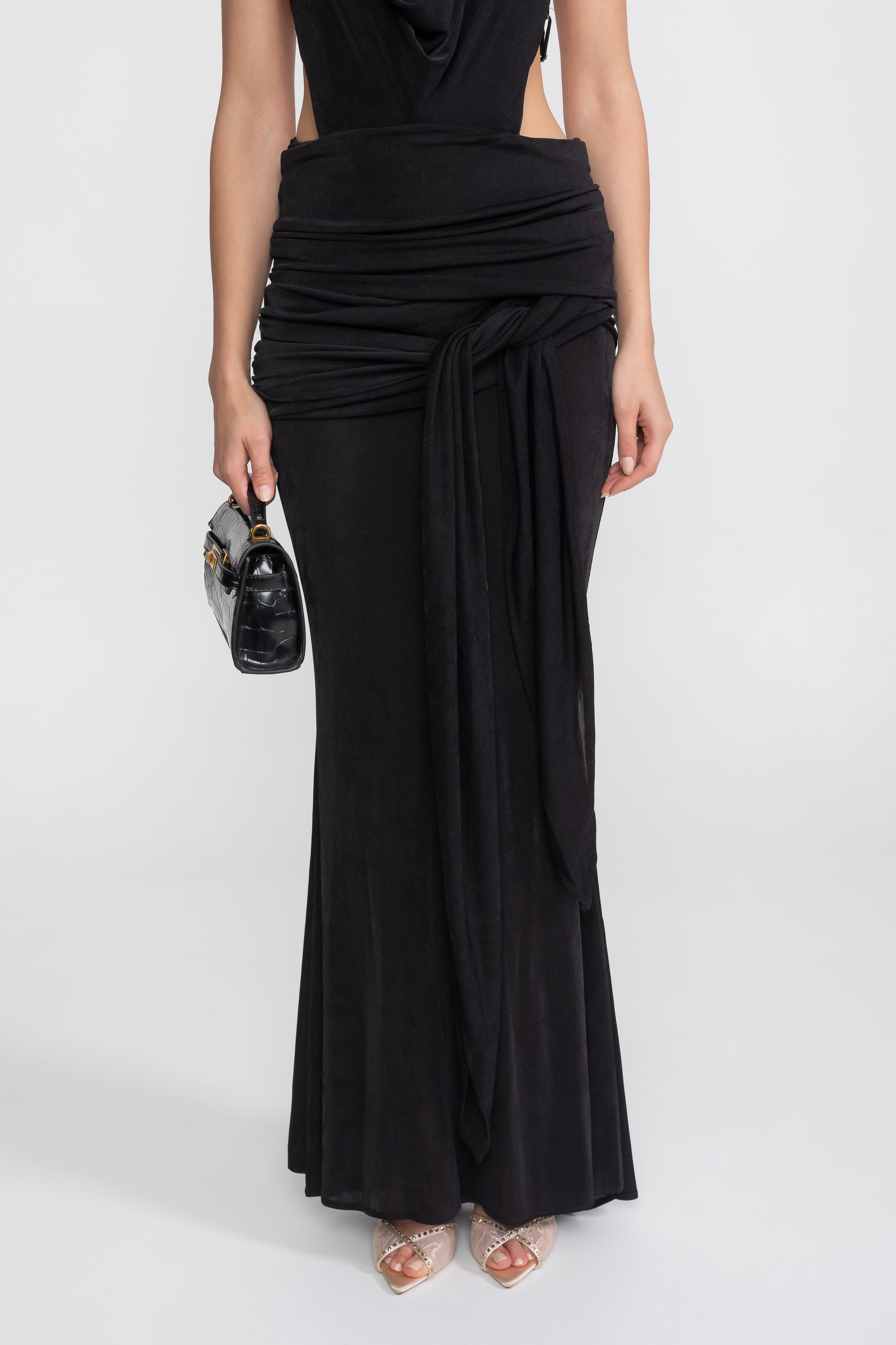 Gerafftes Neckholder-Kleid mit Drapierungsdetail und seitlicher Schleife - Schwarz 