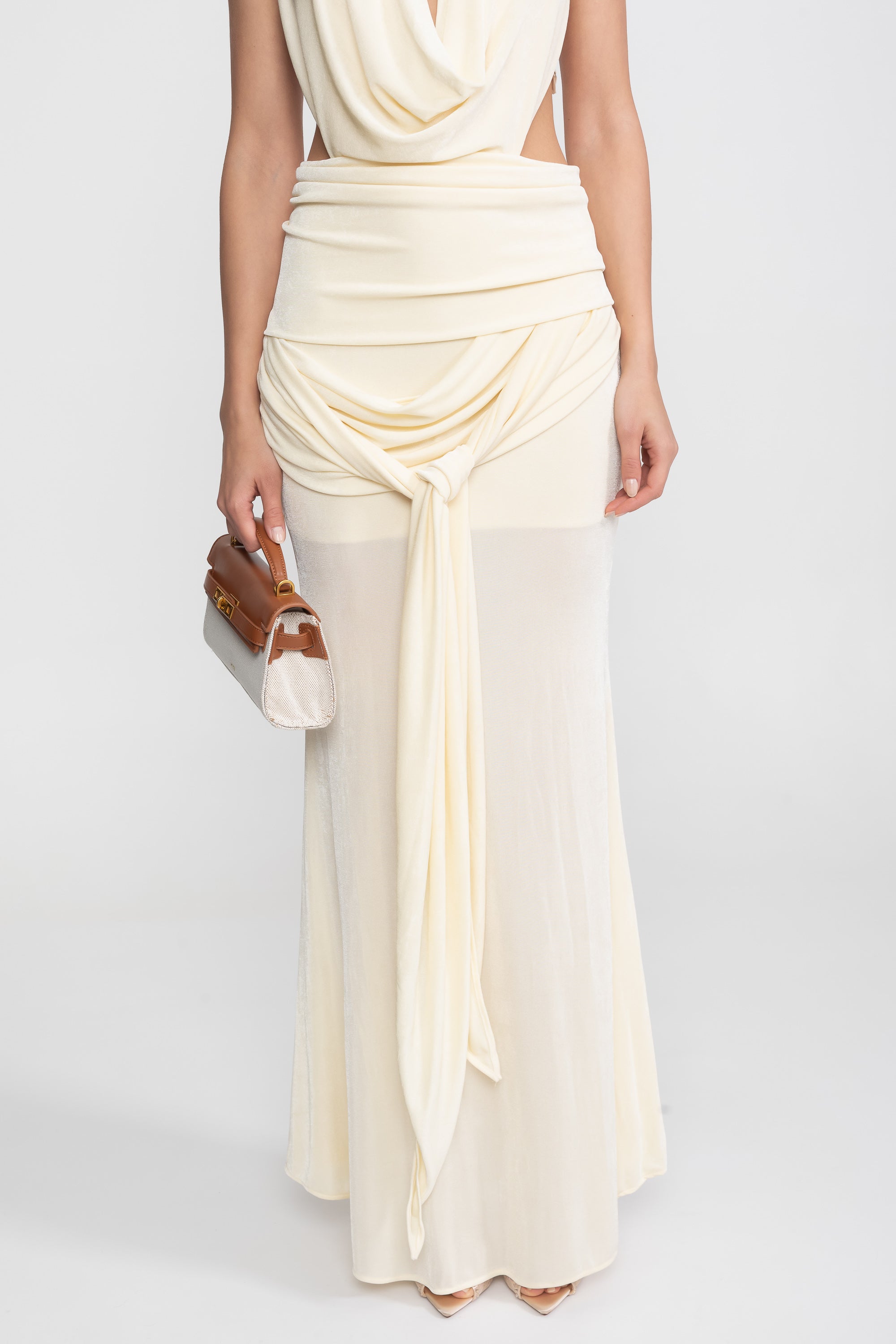 Gerafftes Halterneck-Abendkleid mit Drapierung und seitlichem Bindedetail - Ivoire 