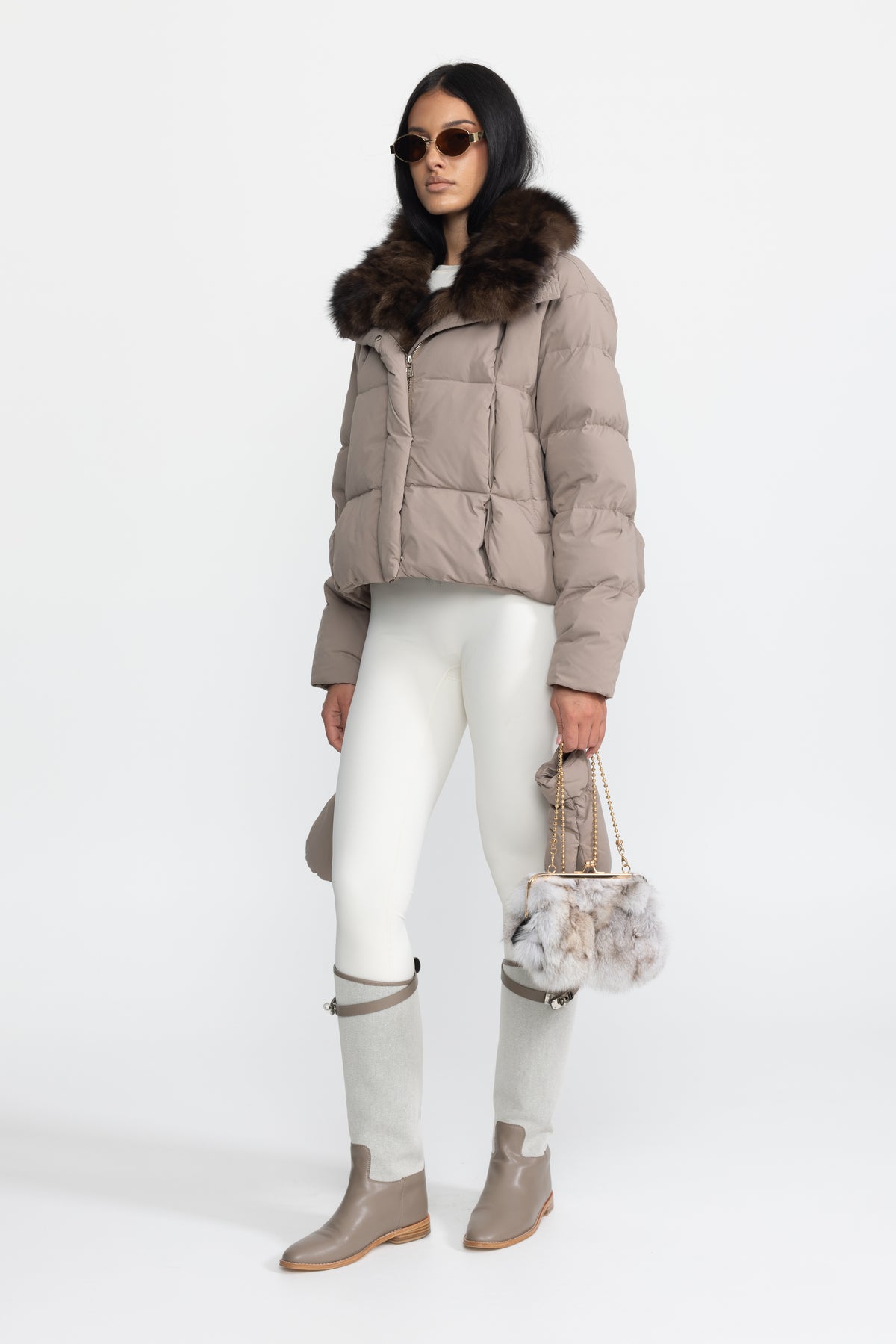 Daunen-Pufferjacke in Cropped-Länge mit Fuchspelzkragen – Taupe 