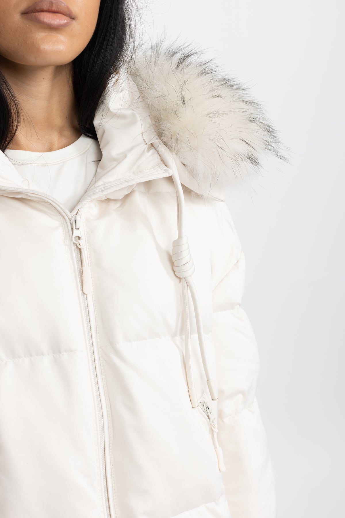 Kurz geschnittene Daunen-Pufferjacke mit Kapuze aus Waschbärfell - Ivoire 