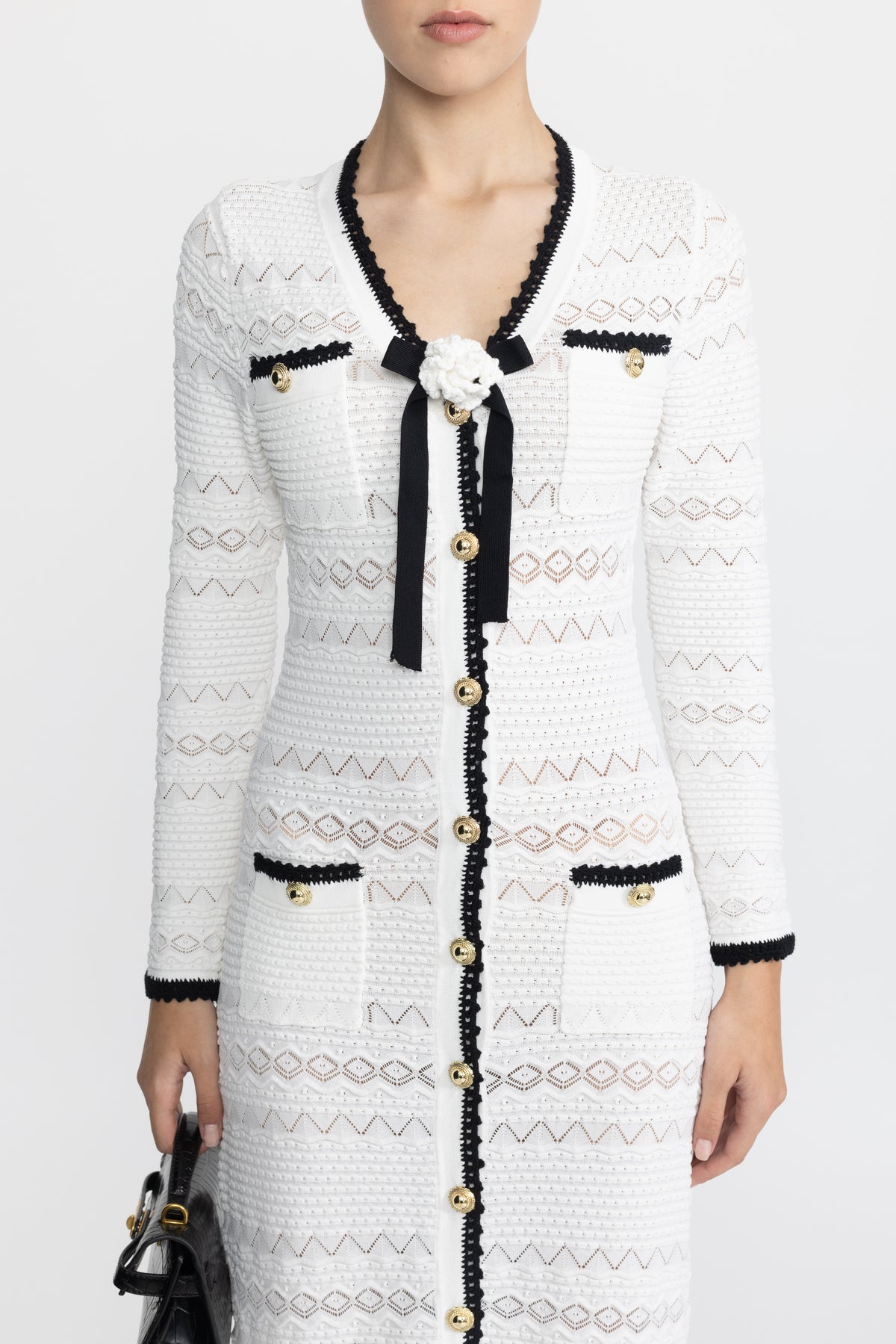 Midi-Strickkleid mit Knopfleiste, Häkelbesatz und Blumenbrosche - Weiß 