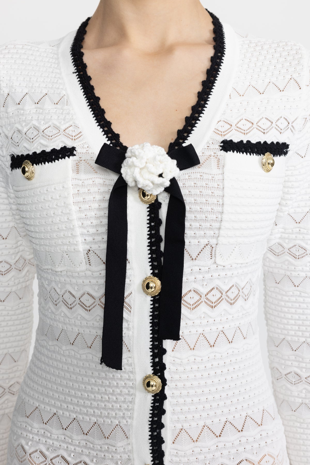 Midi-Strickkleid mit Knopfleiste, Häkelbesatz und Blumenbrosche - Weiß 