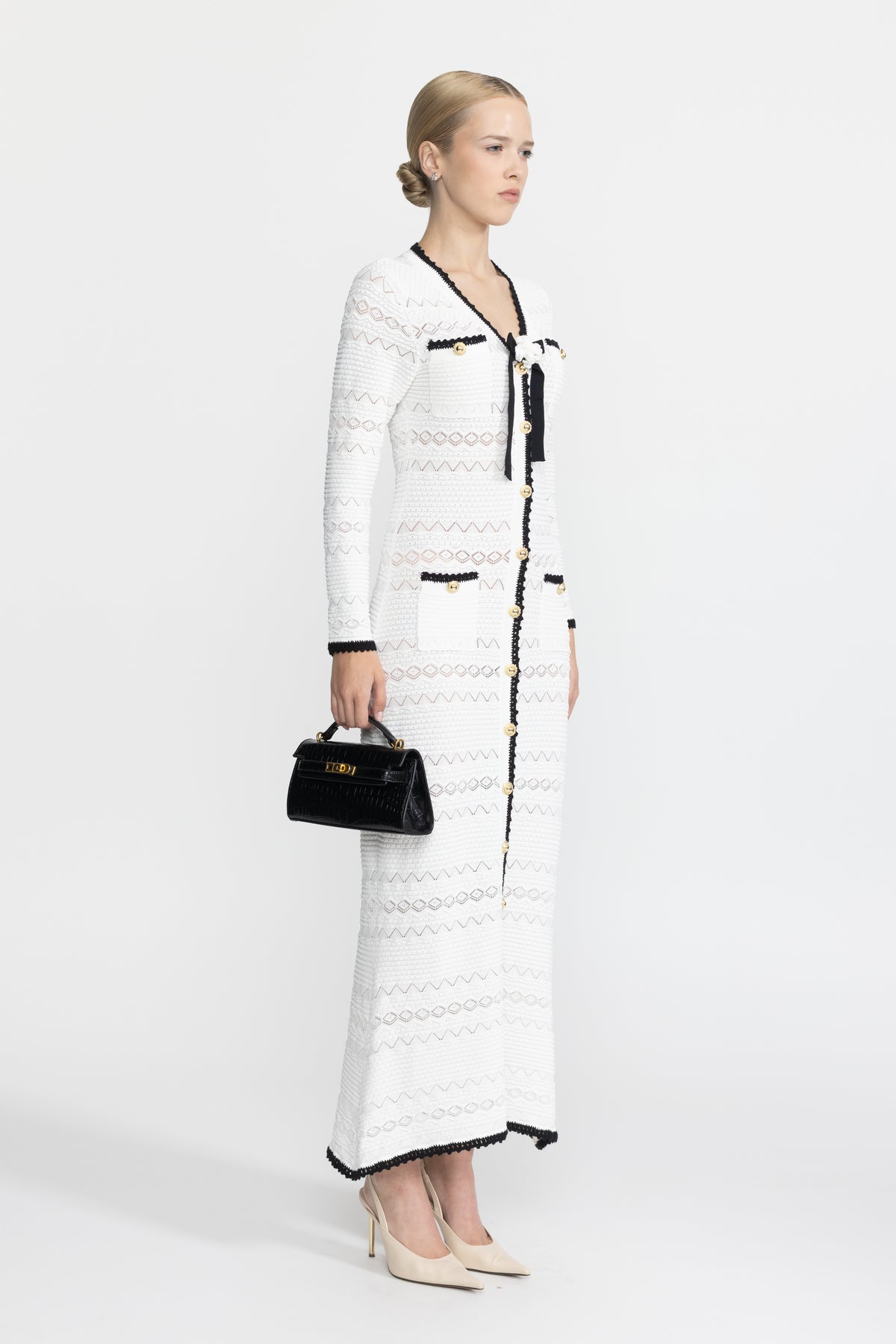 Midi-Strickkleid mit Knopfleiste, Häkelbesatz und Blumenbrosche - Weiß 