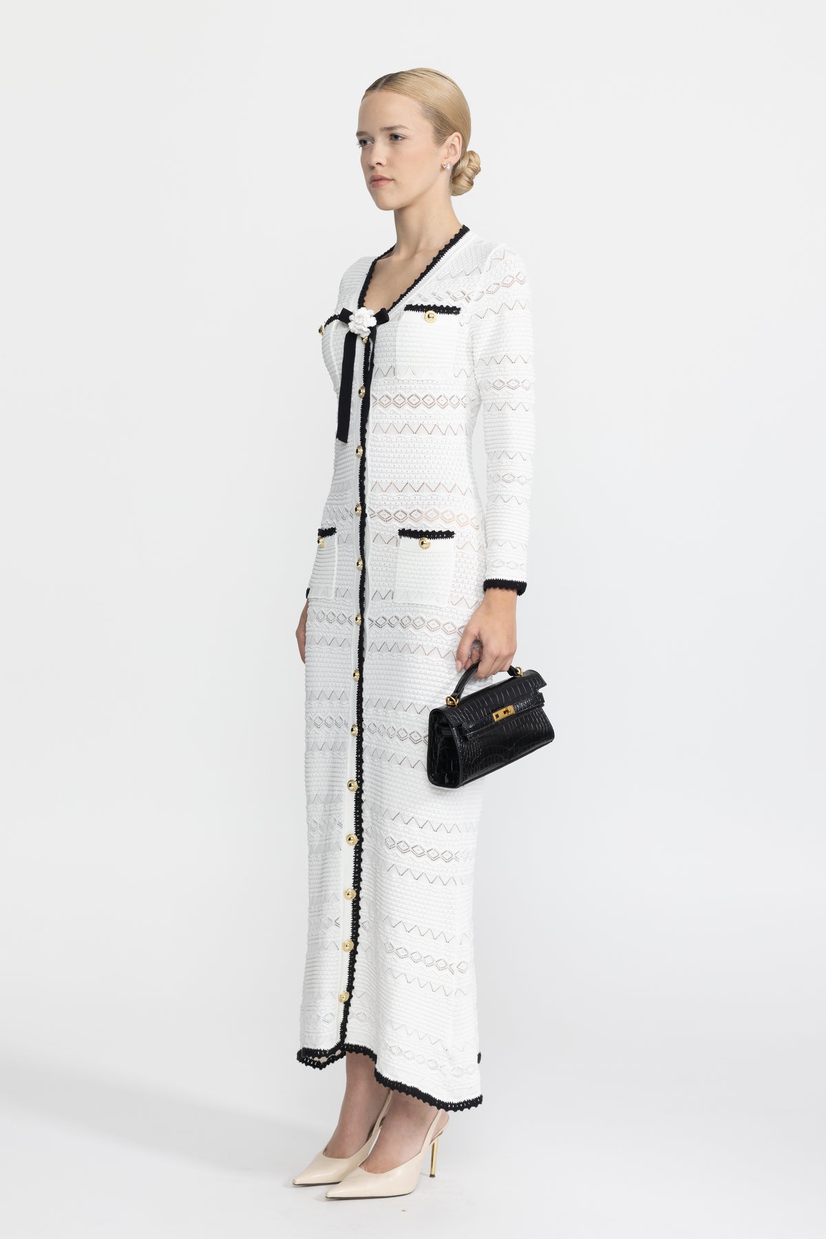 Midi-Strickkleid mit Knopfleiste, Häkelbesatz und Blumenbrosche - Weiß 