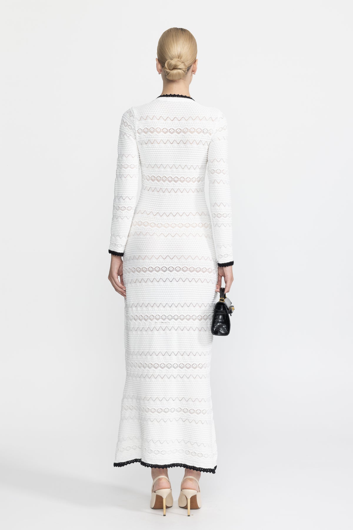 Midi-Strickkleid mit Knopfleiste, Häkelbesatz und Blumenbrosche - Weiß 