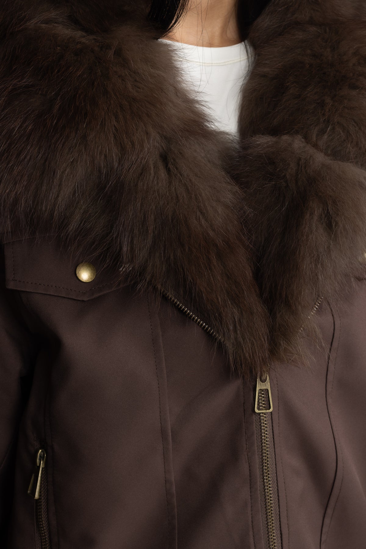 Daunenjacke im Utility-Stil mit Fuchspelzkragen und -manschetten - Chocolate 