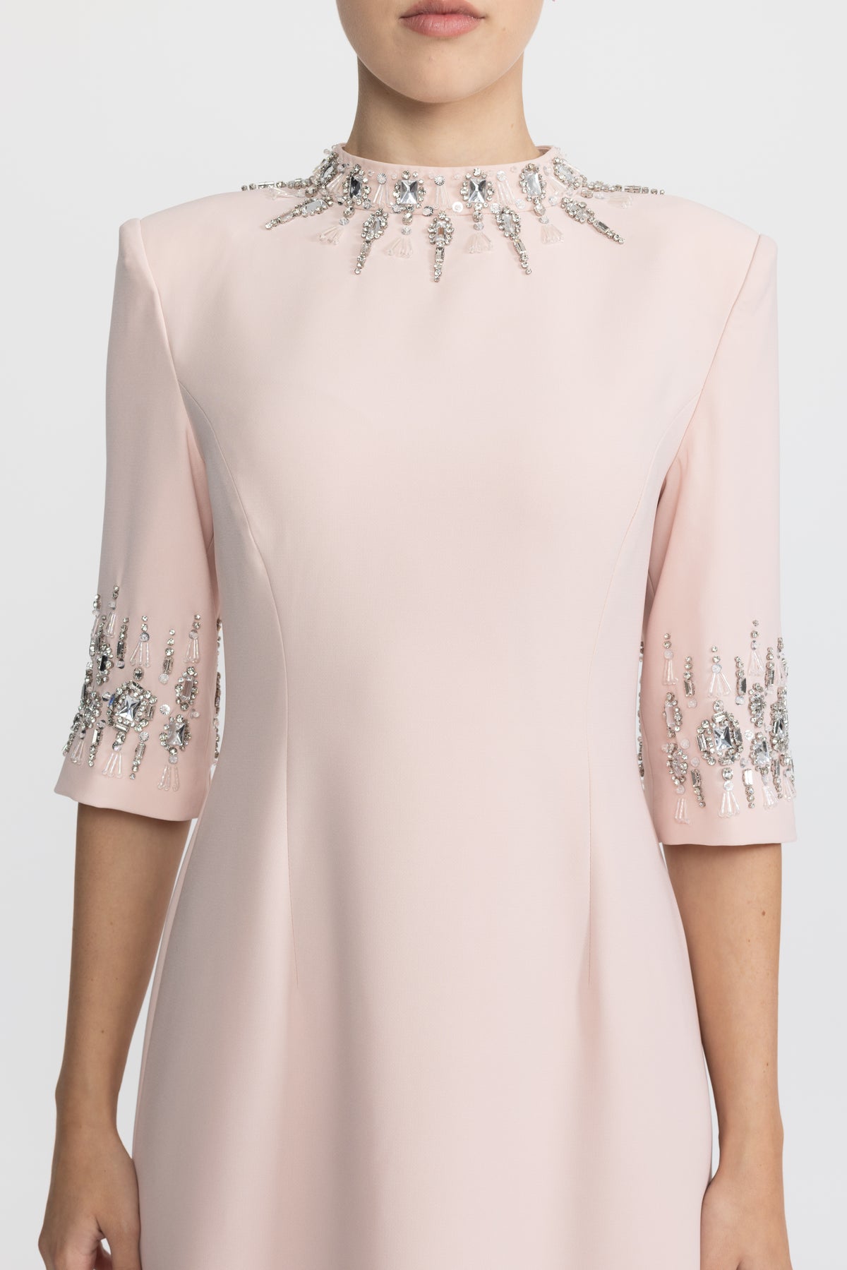 Maxikleid in Pink mit kristallverziertem Kragen und Manschetten 