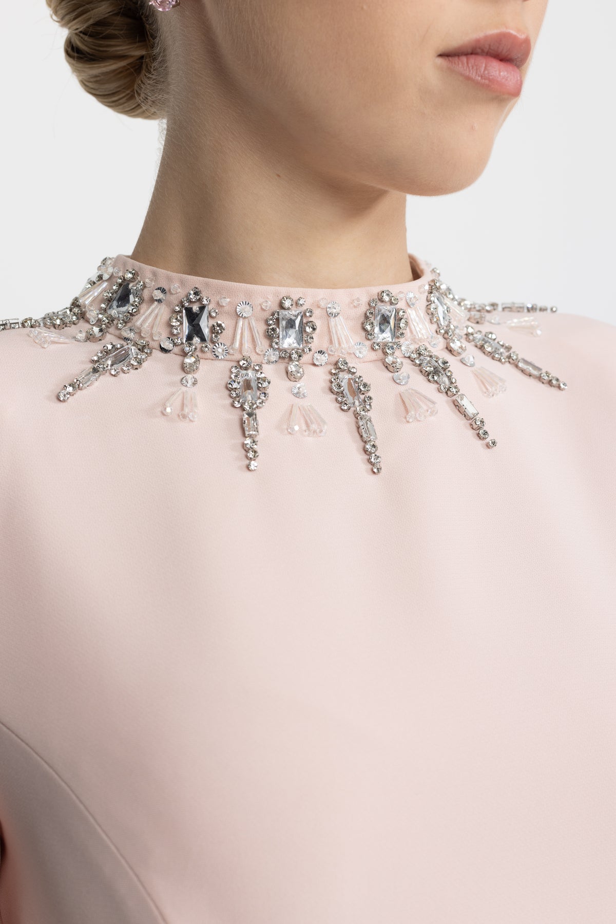 Maxikleid in Pink mit kristallverziertem Kragen und Manschetten 