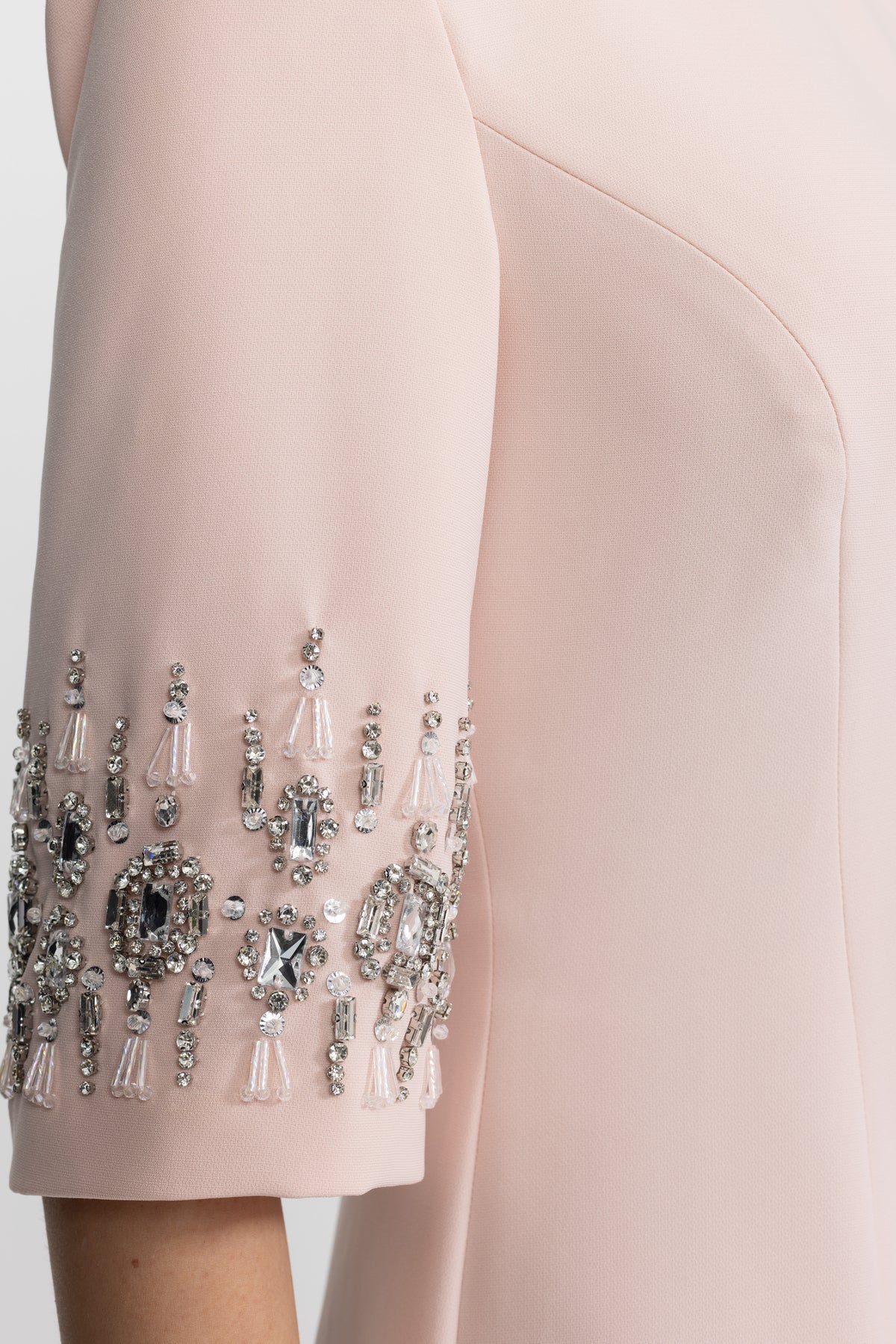 Maxikleid in Pink mit kristallverziertem Kragen und Manschetten 