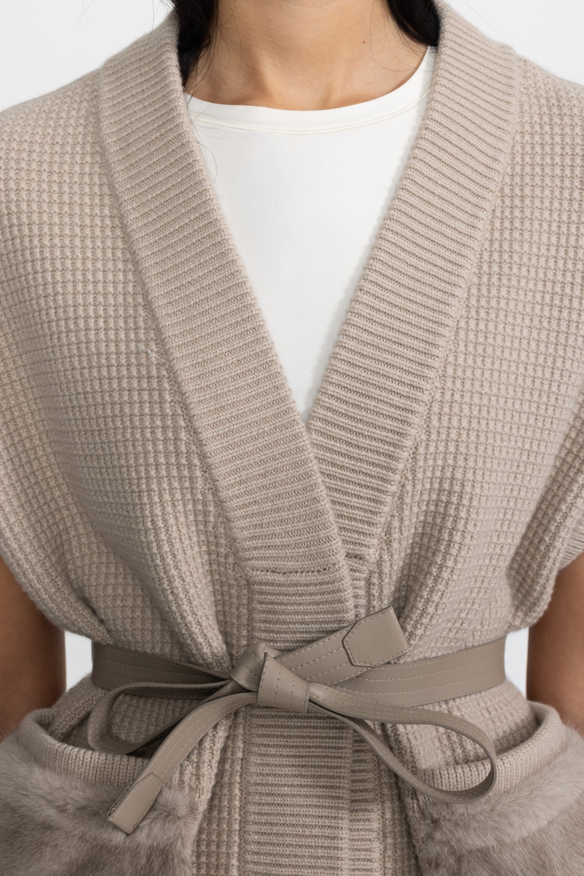 Taillierte Waffelstrick-Weste mit Pelztaschen und Gürtel – Beige 