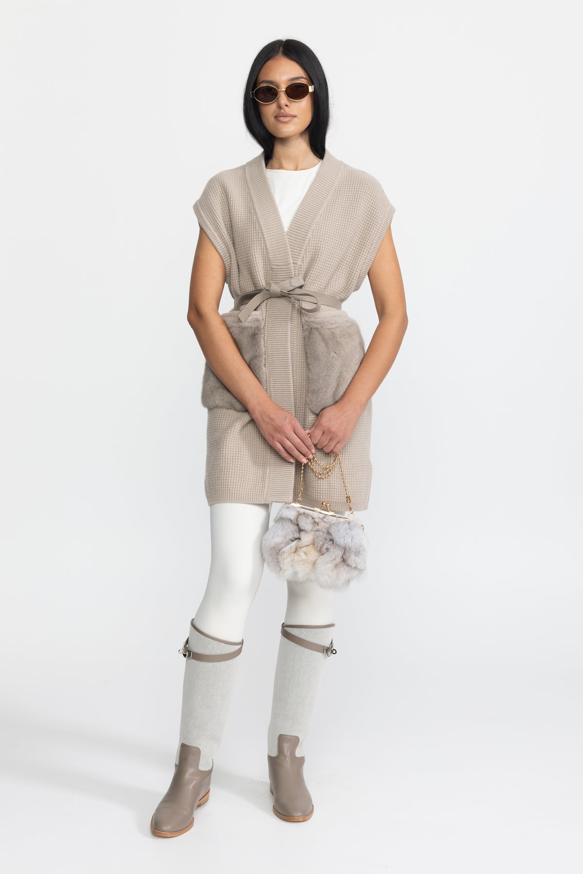 Taillierte Waffelstrick-Weste mit Pelztaschen und Gürtel – Beige 