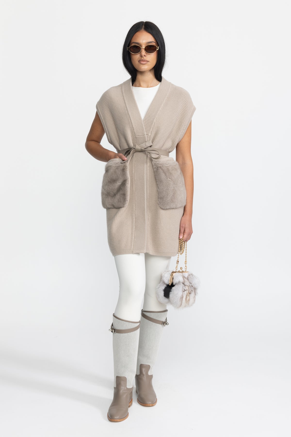 Taillierte Waffelstrick-Weste mit Pelztaschen und Gürtel – Beige 