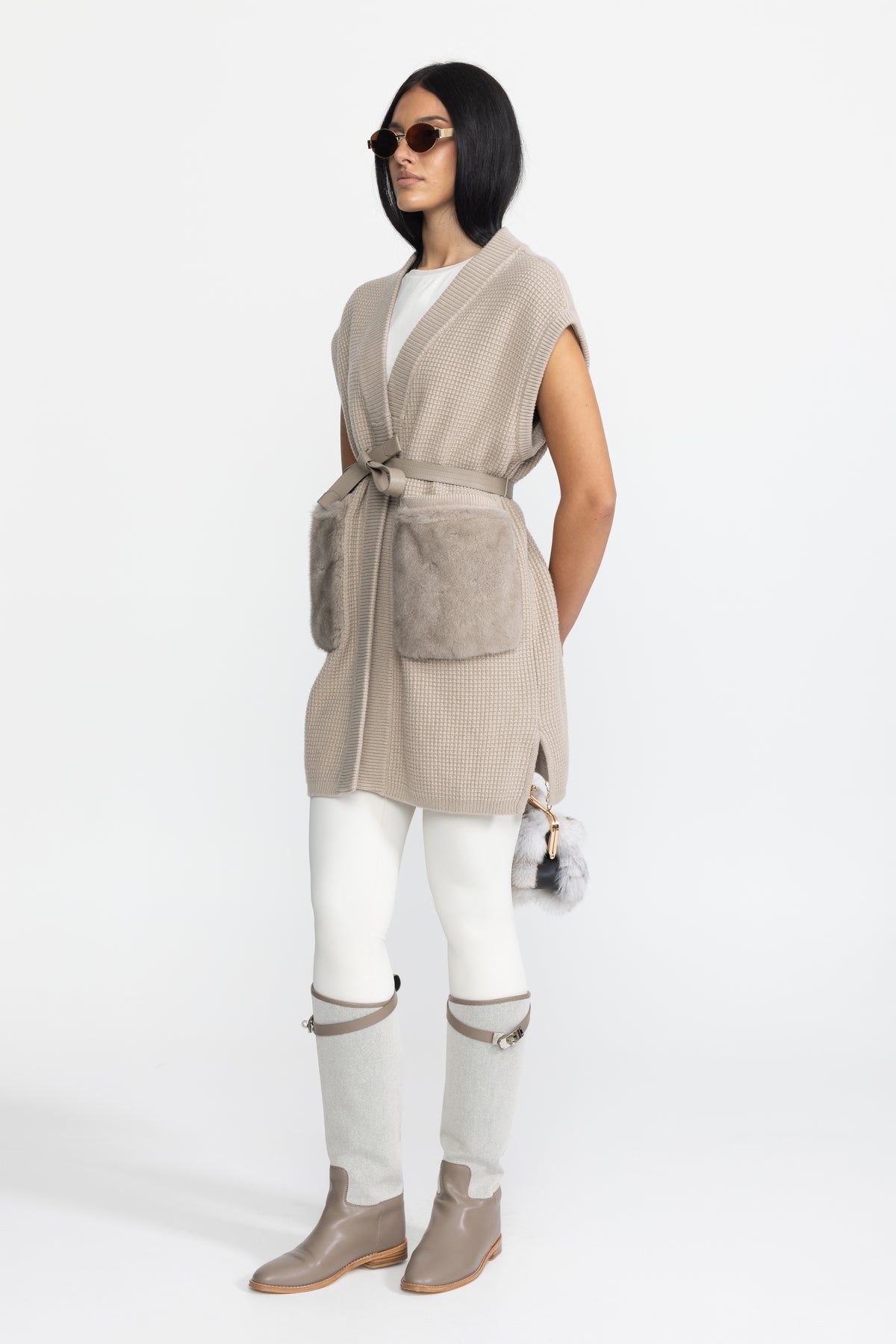 Taillierte Waffelstrick-Weste mit Pelztaschen und Gürtel – Beige 