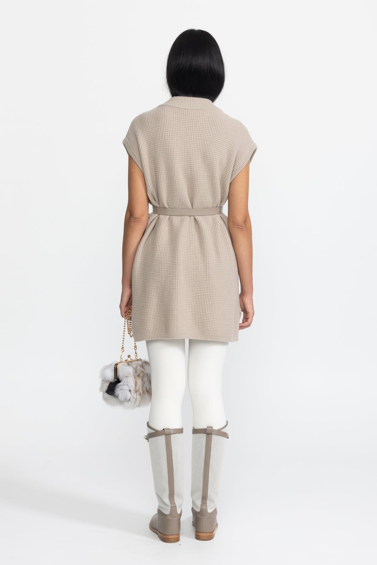 Taillierte Waffelstrick-Weste mit Pelztaschen und Gürtel – Beige 