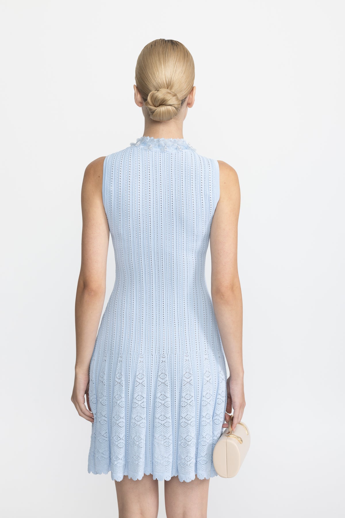 Pointelle-Strick-Minikleid mit Organza-Blütenbesatz – Hellblau 