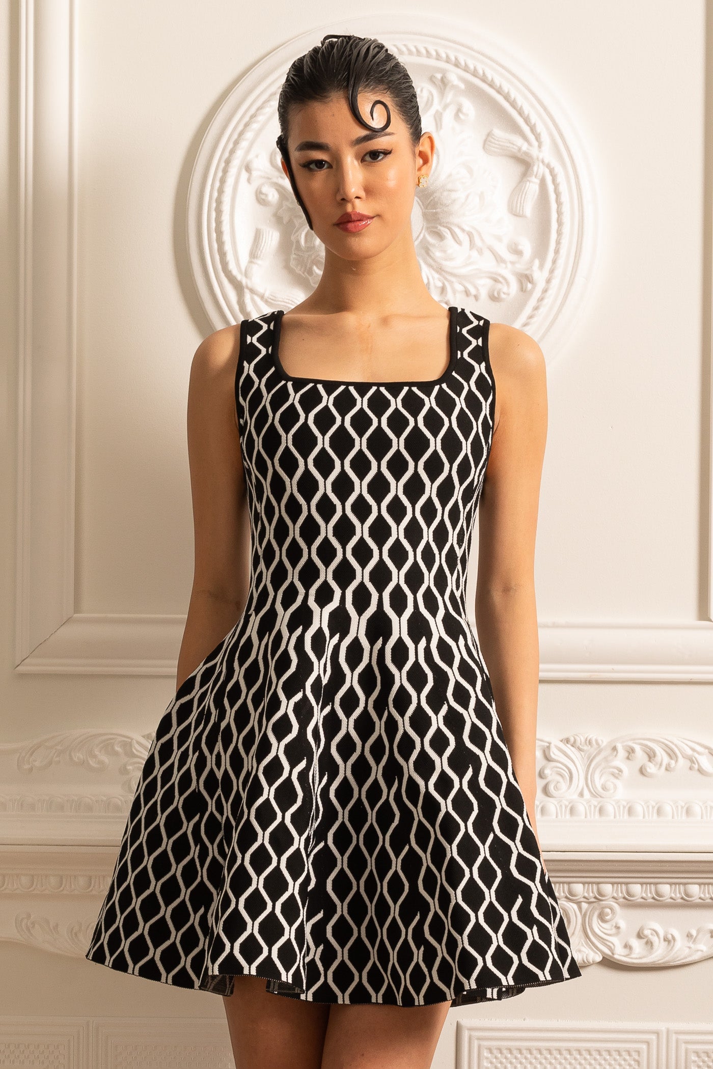 Elegant Mini Dress With White Wave Pattern - Black