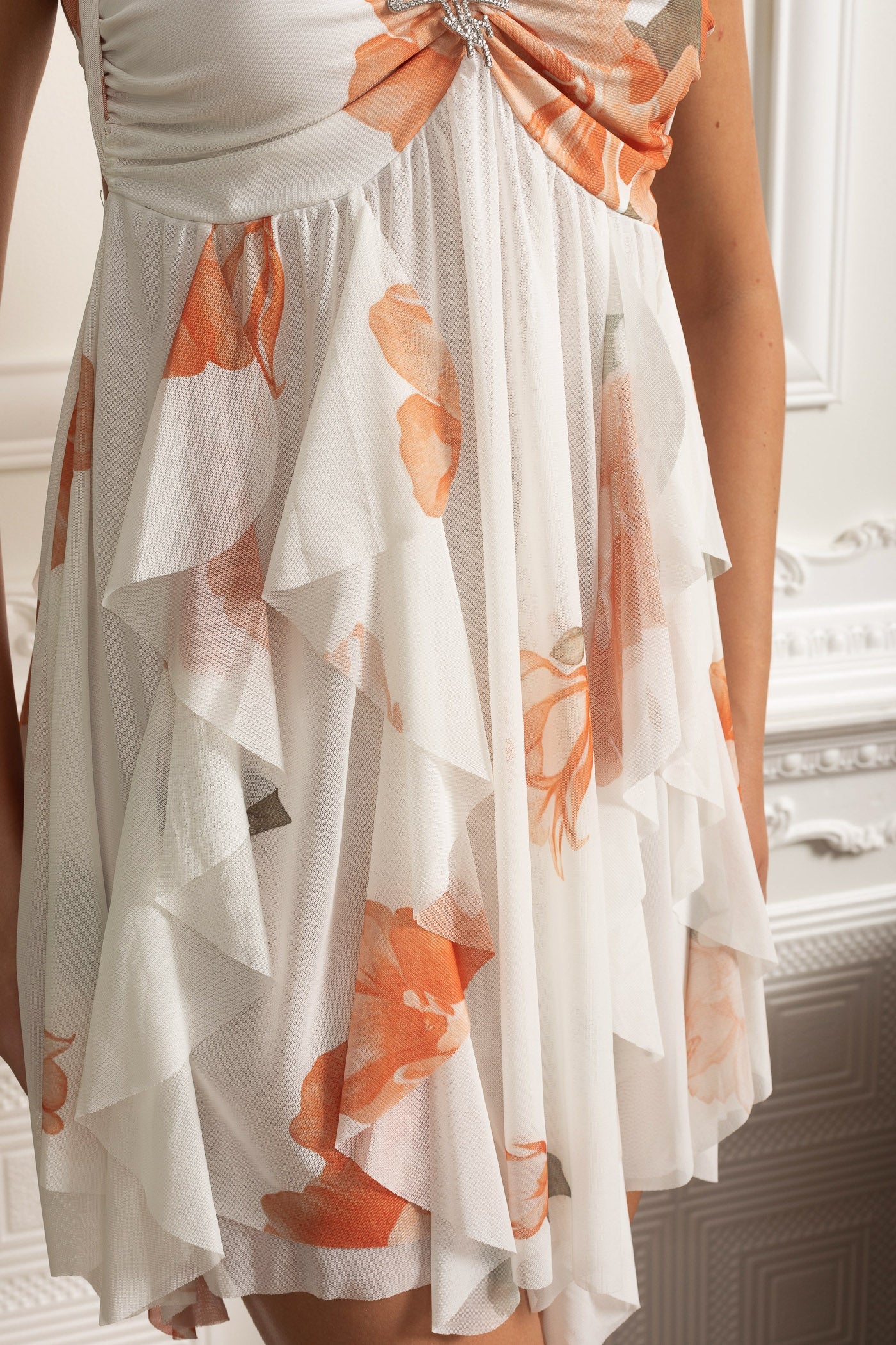 Gerafftes Neckholder-Minikleid mit Seestern-Broschendetail - Weiß/Orange 