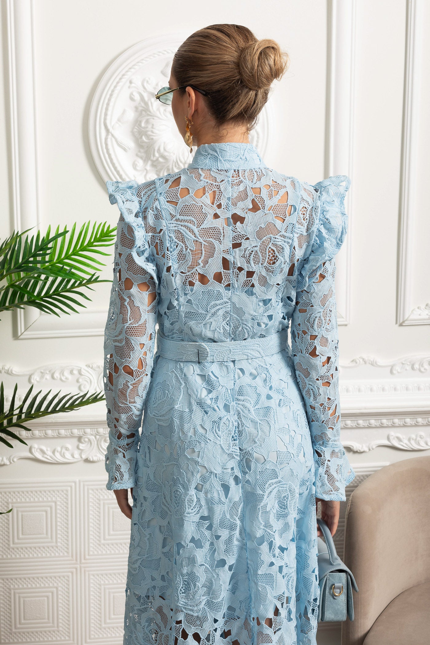 Spitzen-Midikleid mit Rüschen-Schultern und floralen Details – Blau 