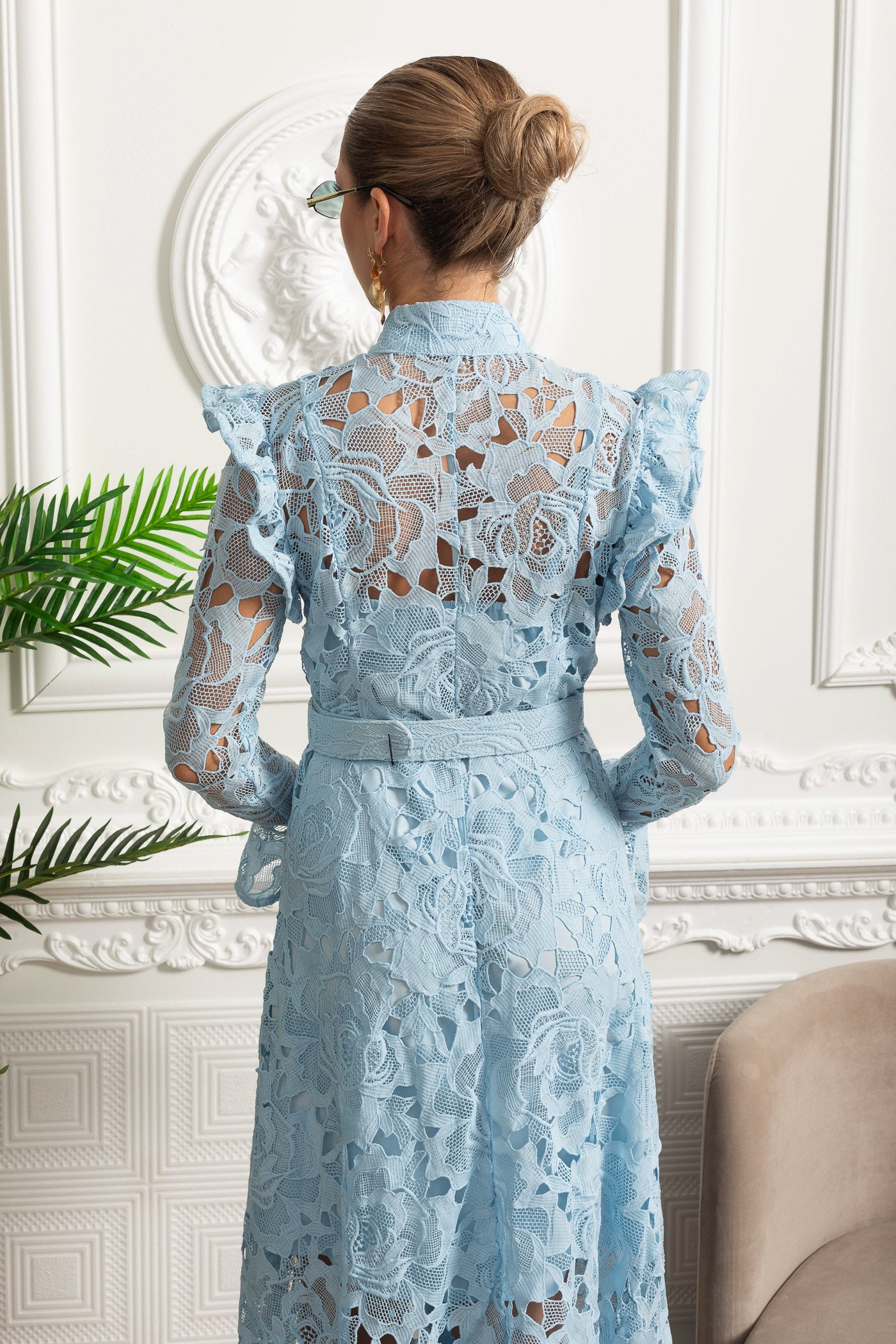 Spitzen-Midikleid mit Rüschen-Schultern und floralen Details – Blau 