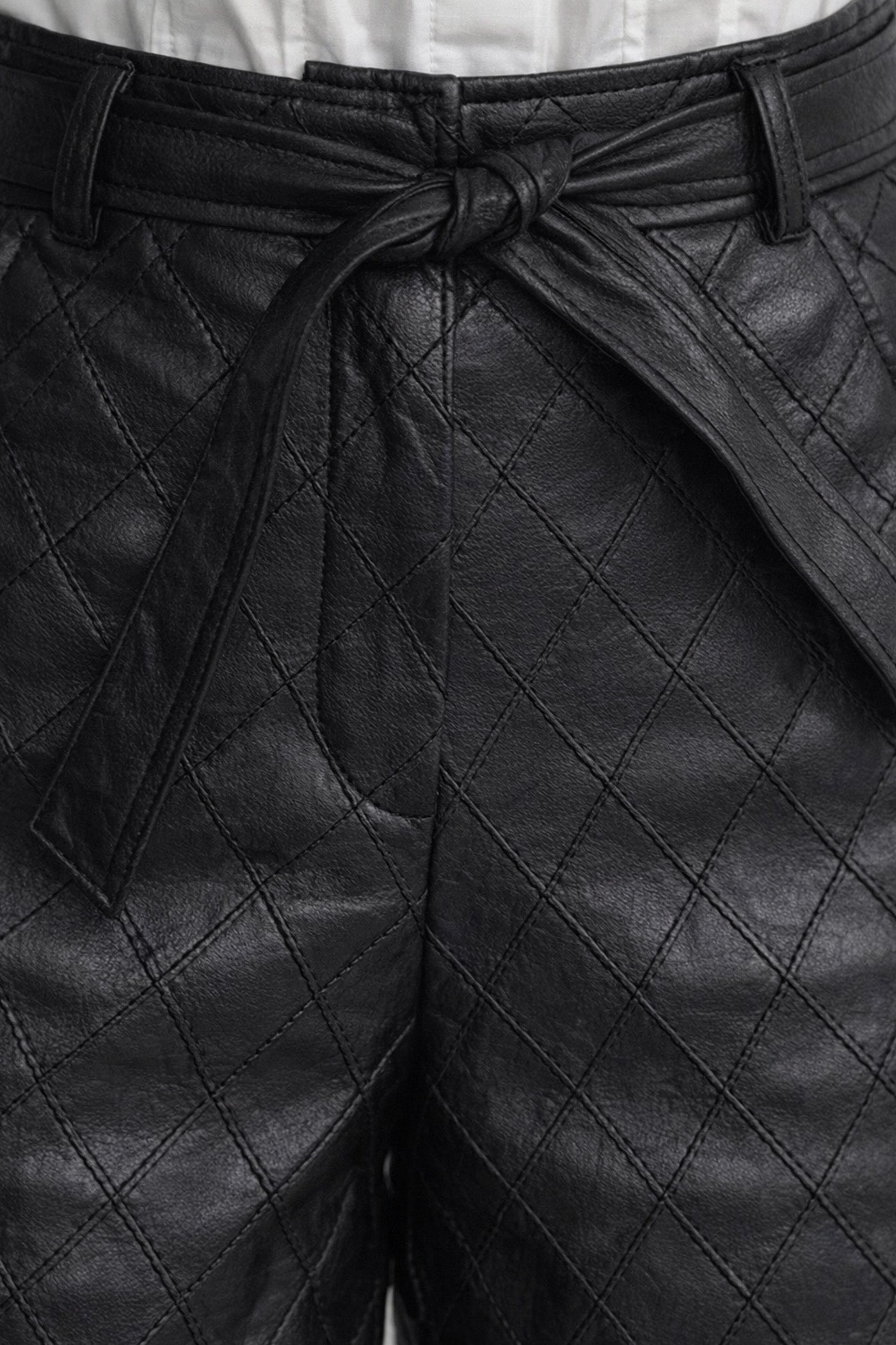 Gesteppte High-Waist-Shorts mit Selbstbindegürtel – Schwarz 