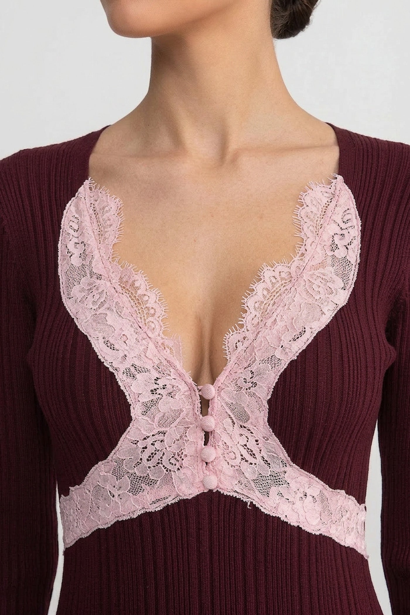 Geripptes Midi-Kleid mit langen Ärmeln und Spitzenbesatz am V-Ausschnitt – Burgunderrot 