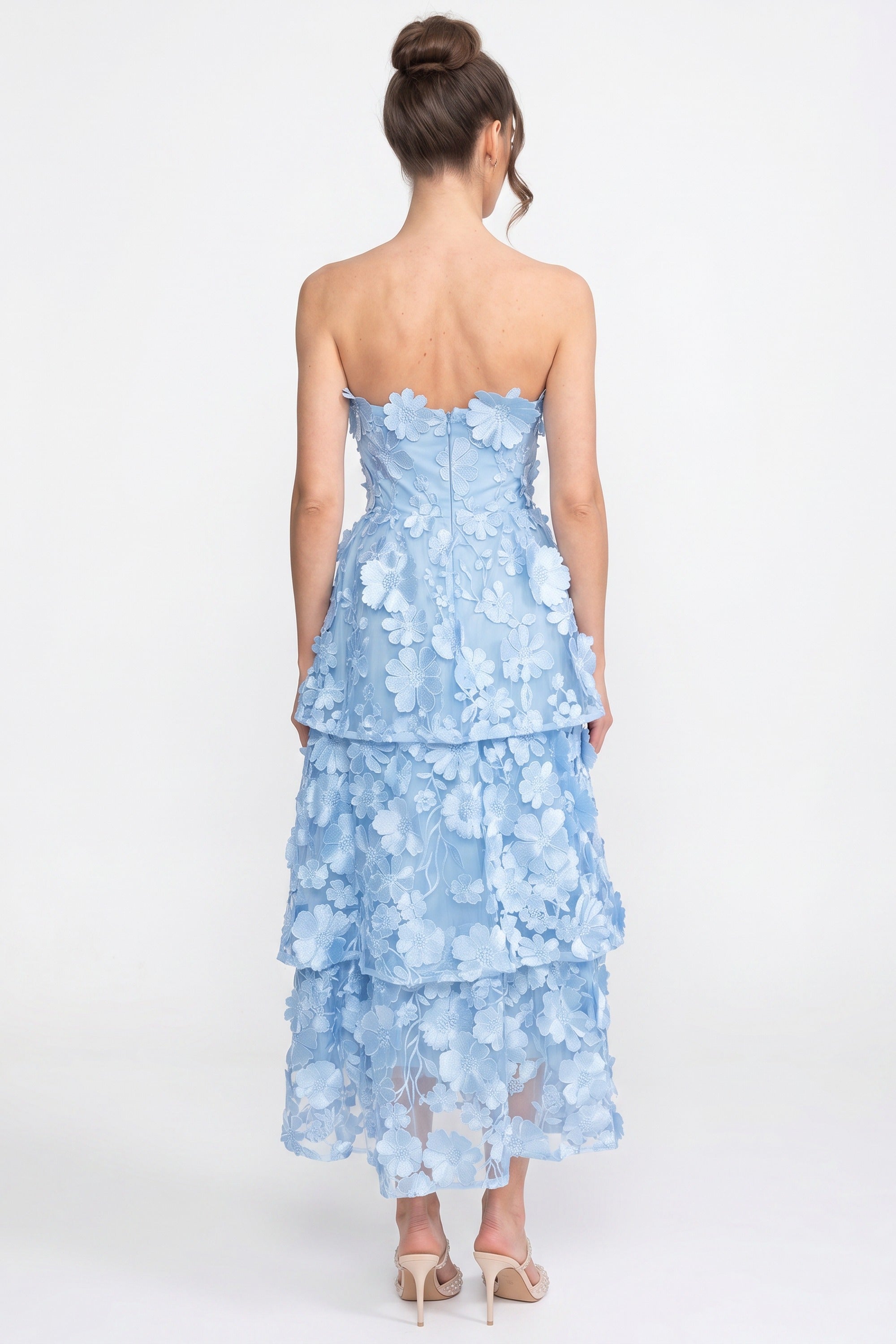 Schichtkleid aus transparentem Stoff mit tailliertem Schnitt und floralen Applikationen – Light Blue 