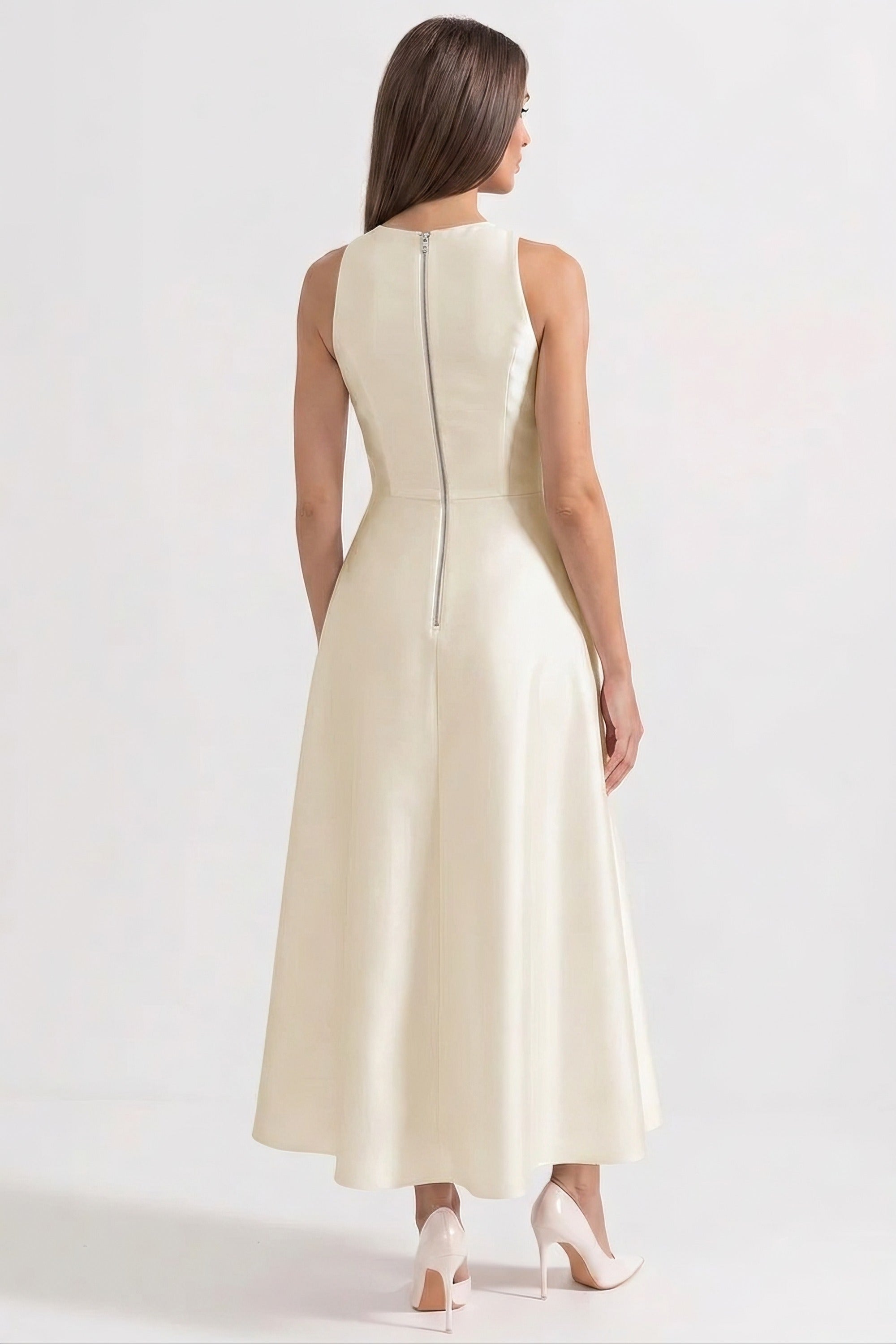 Halterneck-Maxikleid mit schwarzer Schleife am Brustbereich und Knopfleiste vorne - Weiß 