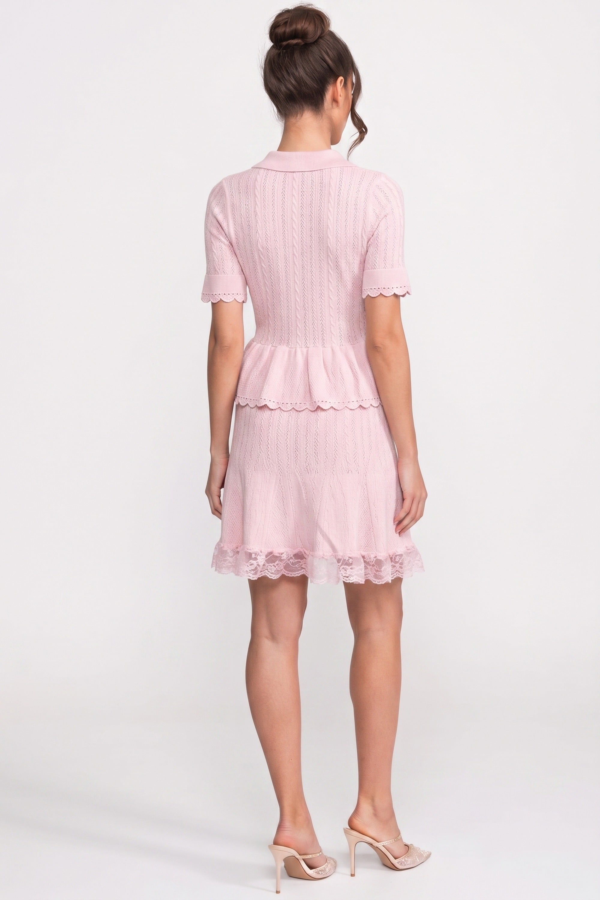 Strick-Minikleid mit Polokragen, Knopfleiste, Peplum-Taille und Spitzenabschluss – Pink 