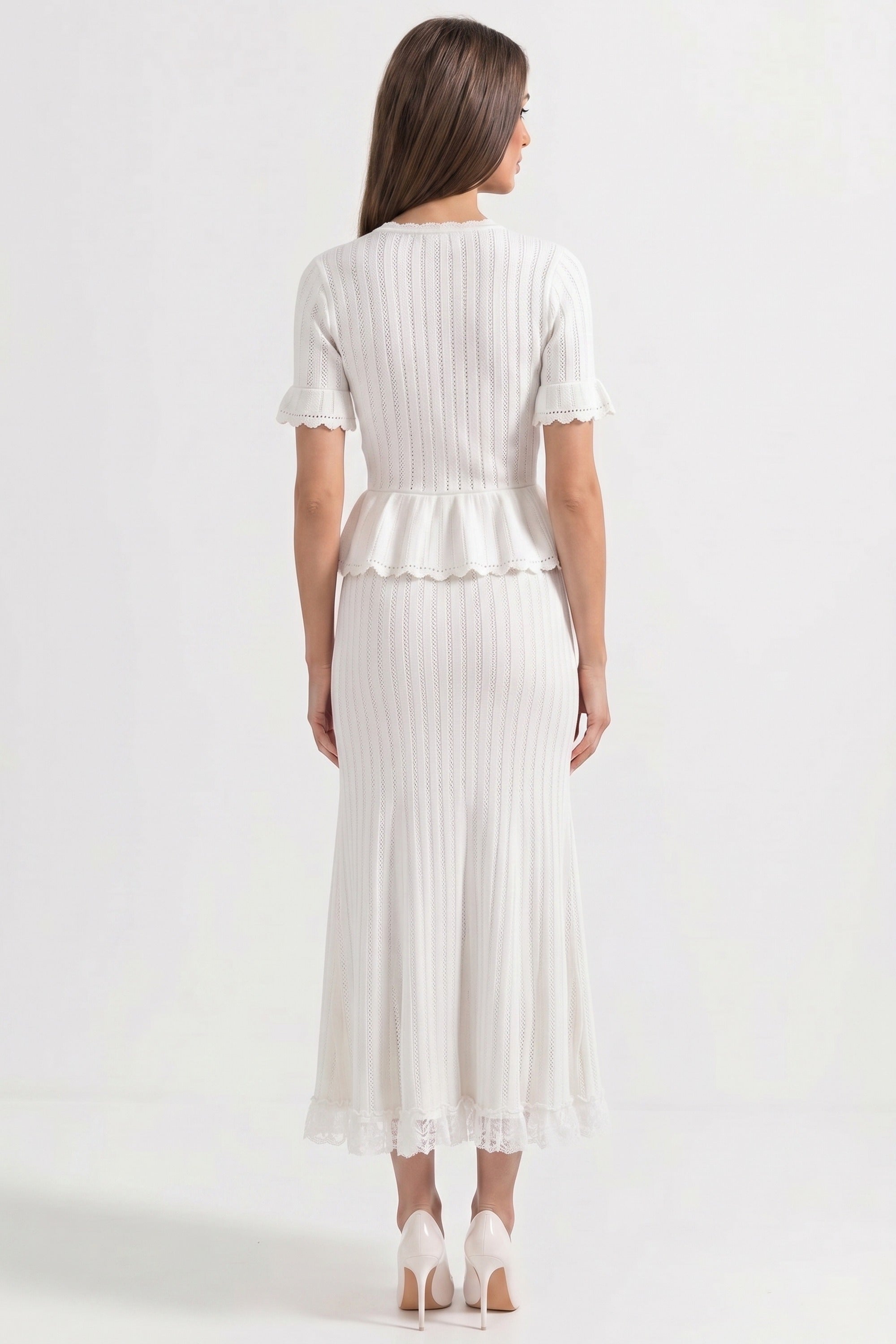 Maxikleid aus Strick mit Peter-Pan-Kragen, Peplum und Spitzen-Saum – Weiß 
