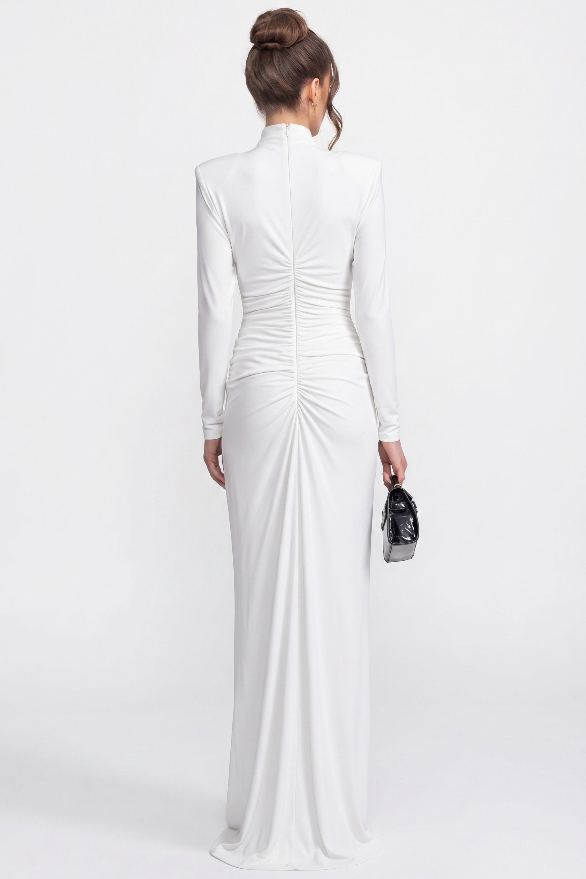 Hochgeschlossenes, langärmliges Mermaid-Abendkleid mit Raffungen und diagonaler Drapierung - Weiß 