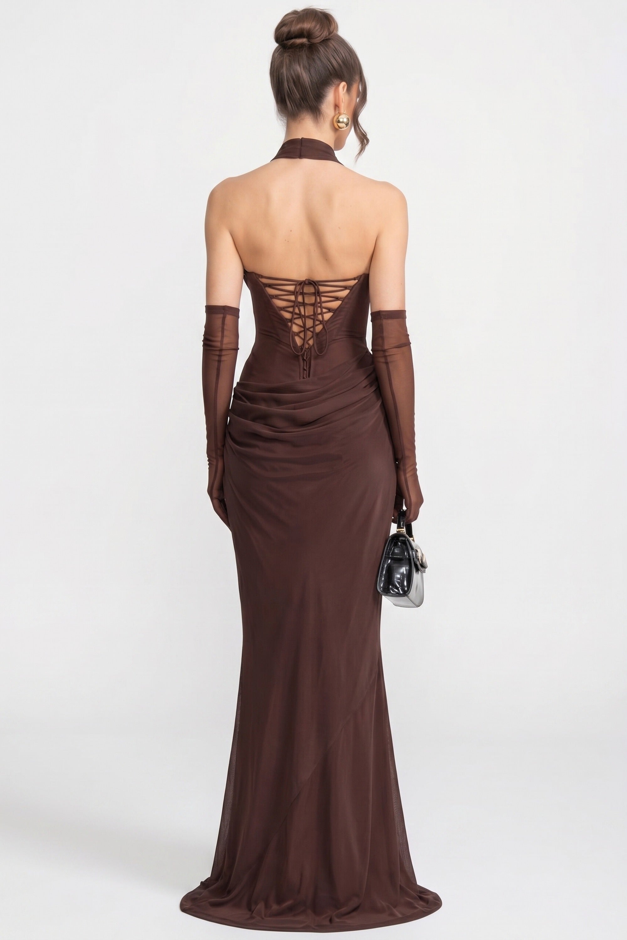 Trägerloses, drapiertes Maxi-Kleid mit Wasserfallausschnitt und transparentem Schal - Braun 