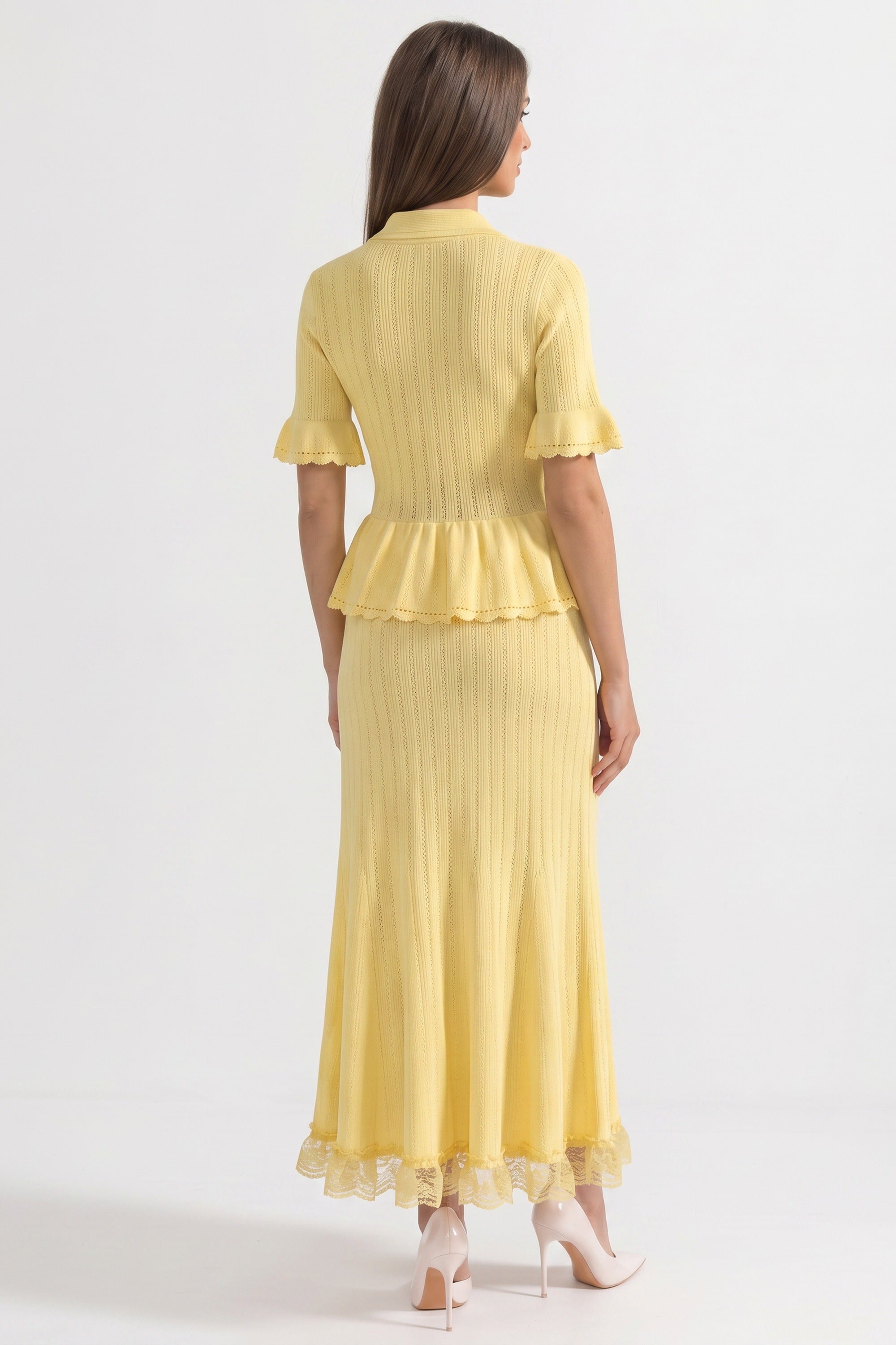 Maxikleid aus Strick mit Peter-Pan-Kragen, Peplum und Spitzenbesatz am Saum - Gelb 
