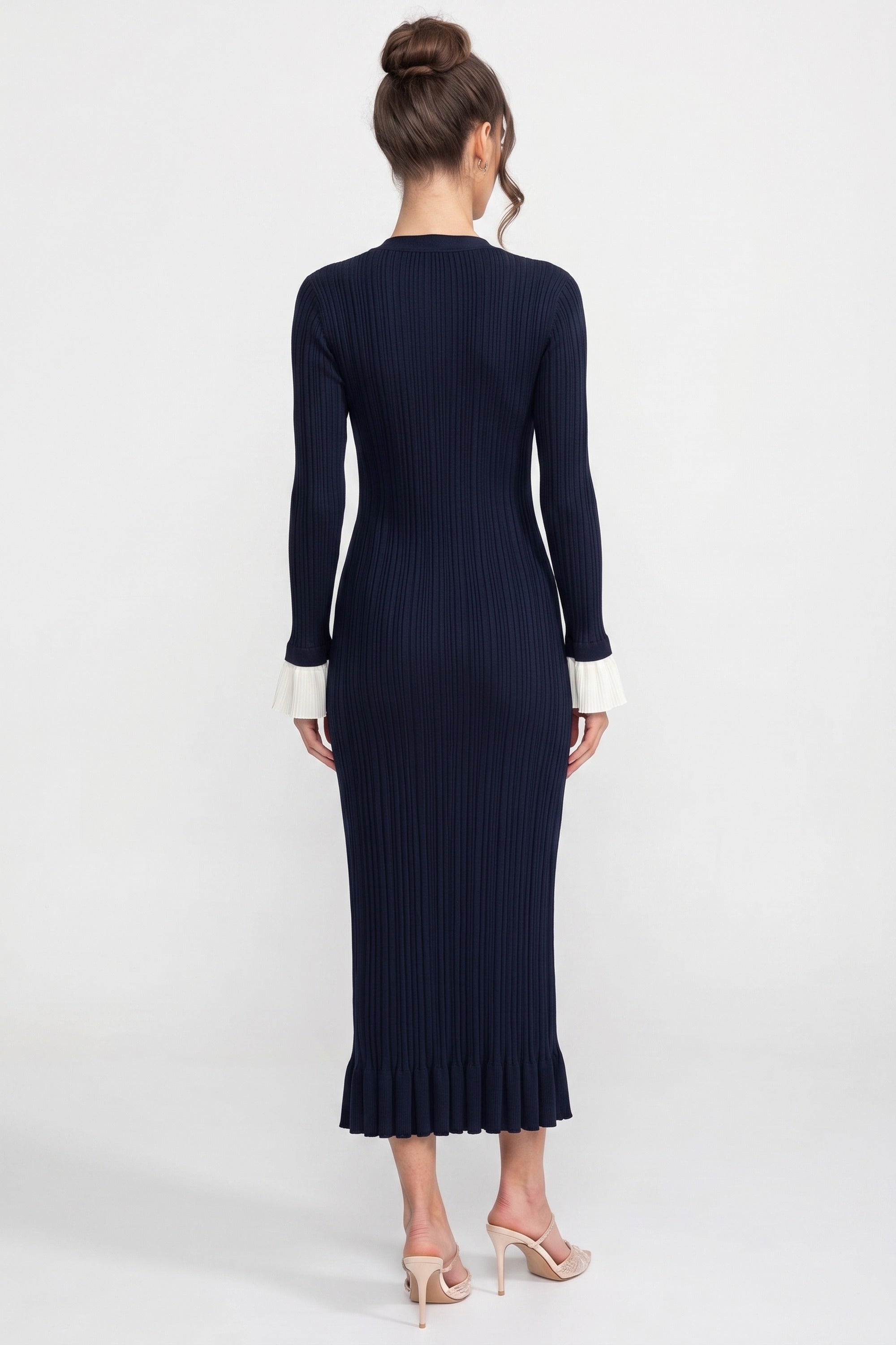 Langärmliges, vorne geknöpftes, plissiertes Strick-Maxikleid mit Kontrastmanschetten - Navy 