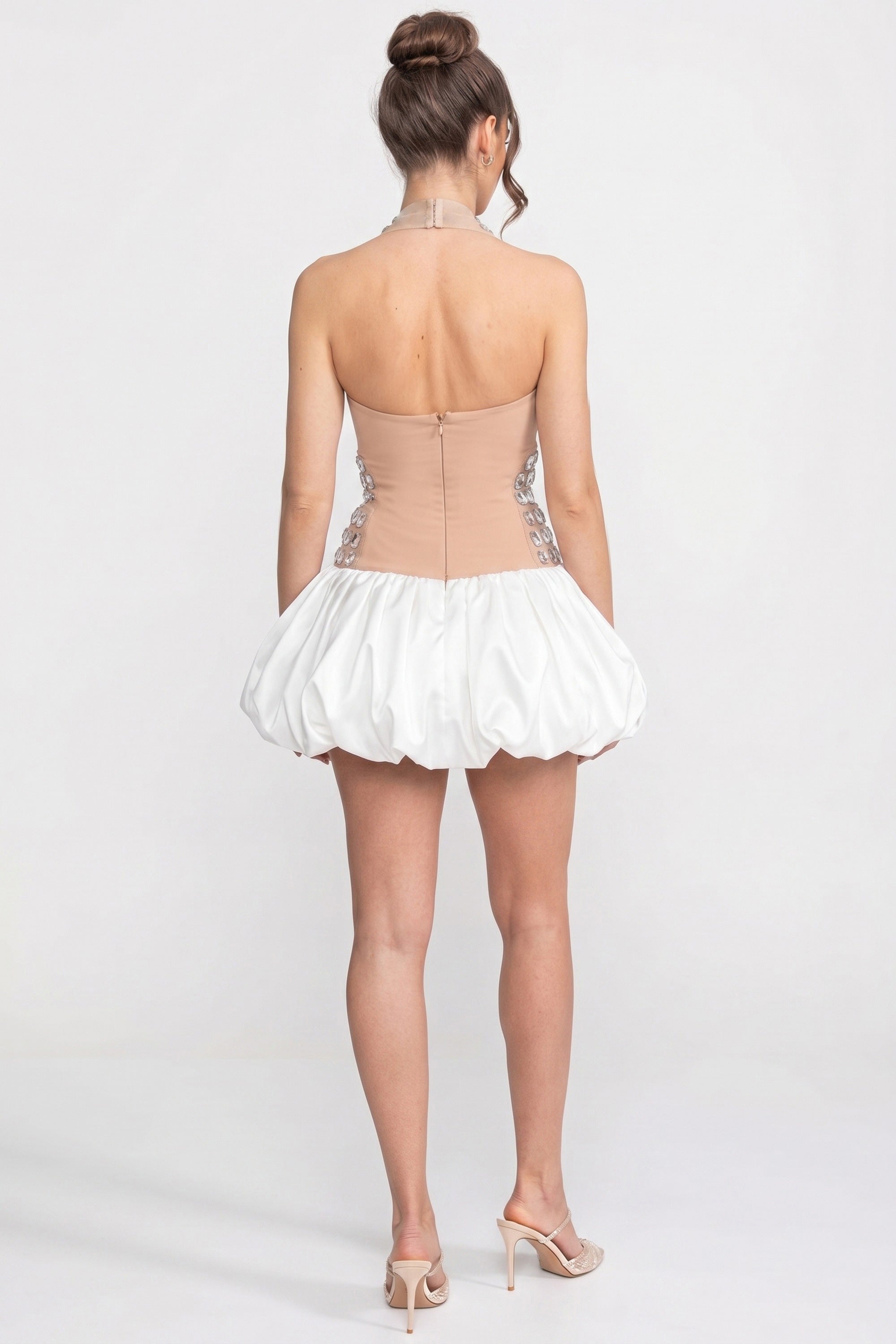 Mini-Kleid mit Neckholder und Bubble-Rock, mit Kristallverzierungen – Weiß 