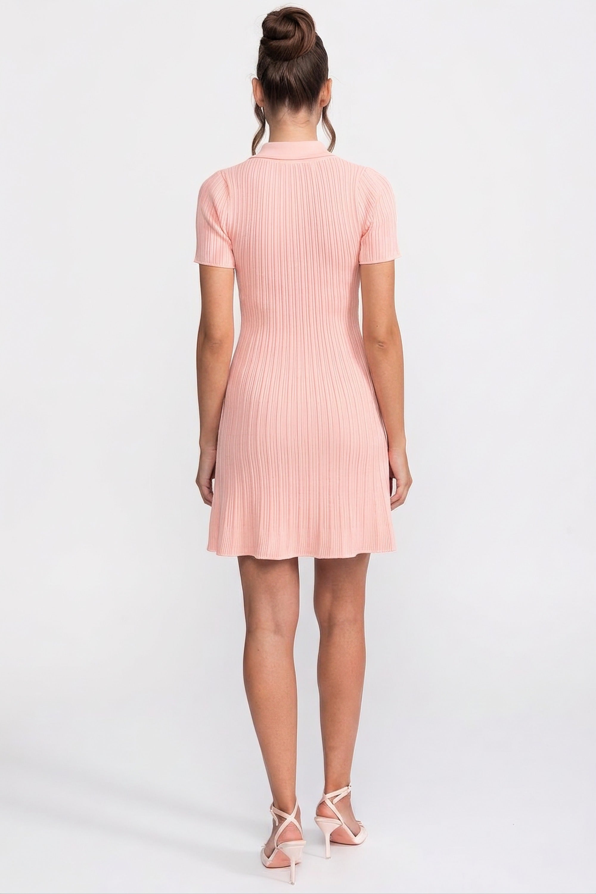 Geripptes Strick-Minikleid mit Knopfleiste vorne - Peach 