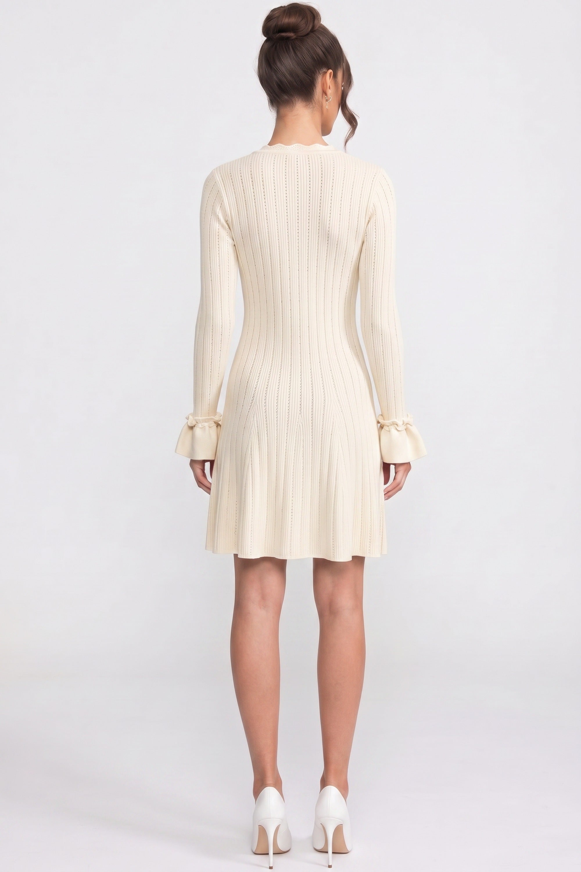 Strick-Midikleid mit V-Ausschnitt, langen Ärmeln, Rüschensaum und Schleifenmanschetten - Ivoire 