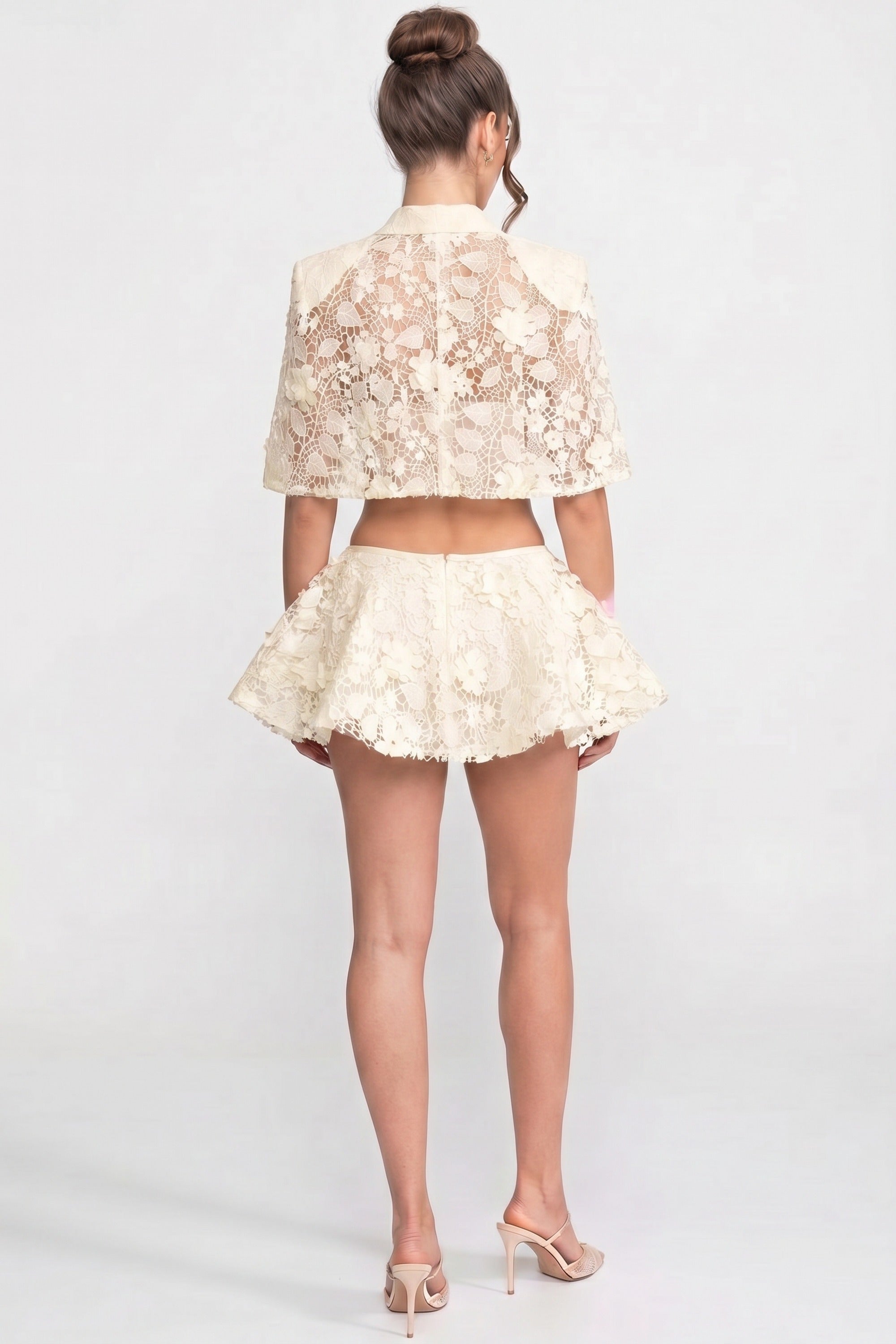 Spitzen-Co-Ord-Set mit Cape mit Knöpfen und Bow-Minirock – Weiß 